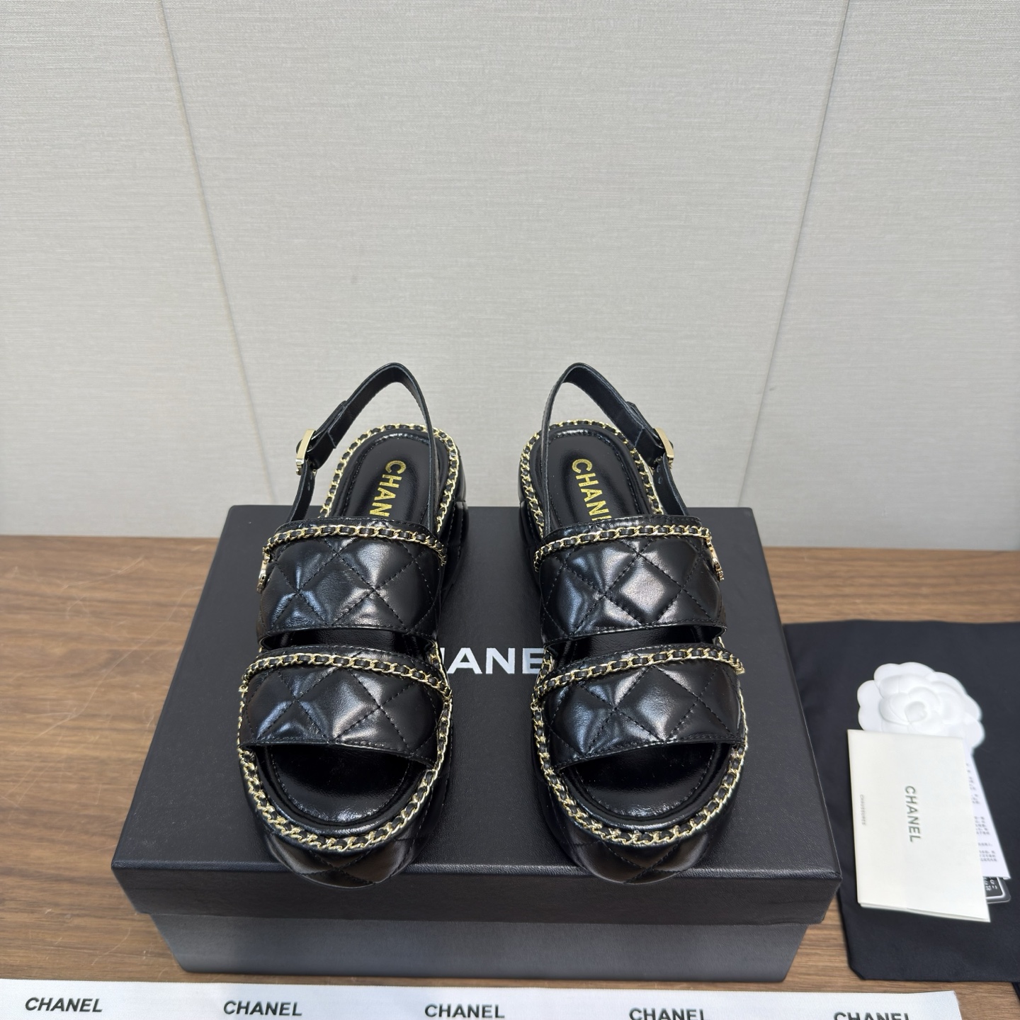 NO:653579,Chanel Chanel - 26c thick-soled chain sandals. This classic design rust diamond thick sole, with chain, incorporates a variety of color matching elements, heightening sandals. Good-looking, comfortable and elegant, diversified mix and match, very good-looking and versatile, very light on the feet, comfortable, super delicate and elegant. It can be used outdoors... Go material. The upper is made of original imported sheepskin. The lining is made of original sheepskin lining. The outsole is based on the original molded outsole.  Counter boutique packaging complete set for women 35-40 (customized at 40.41), sandals, chanel, chanel, sandals, sheepskin19860909Chanel香奈儿—26c 厚底 链条凉鞋 这款经典设计电锈菱格厚底,链条搭配 拥入了多种配色元素,增高凉鞋 好看 舒适而优雅 多元化混搭非常好看百搭,上脚非常轻巧 舒适超级秀气优雅的一款户外都能兼顾…… Go 材料 鞋面采用 原版进口羊皮 内里采用 原版羊皮内里 大底根据 原版开模大底 专柜精品包装全套女35–40（40.41定做）,凉鞋,chanel,chanel,sandals,sheepskin,Women's Shoes