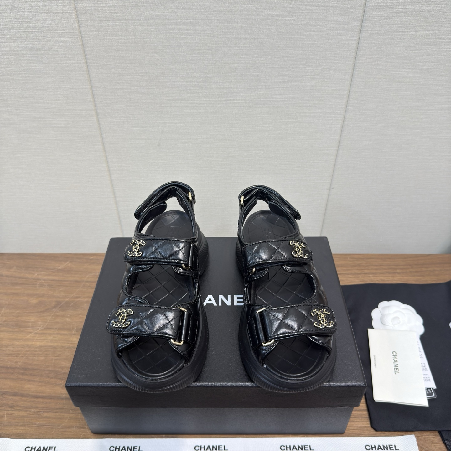 NO:653588,Chanel Chanel - 26c Thick Sole Velcro Sandals This classic design rusty diamond thick sole, with Velcro, incorporates a variety of color matching elements, heightening sandals, good-looking, comfortable and elegant, diverse mix and match, very good-looking and versatile, very light on the feet, comfortable, super delicate and elegant, one that can be used outdoors... Go Material The upper is made of original imported sheepskin, the lining is made of original sheepskin lining, and the outsole is based on the original molded outsole  Counter boutique packaging complete set for women 35-40 (customized at 40.41), sandals, chanel, chanel, sandals, sheepskin19860909Chanel香奈儿—26c 厚底 魔术贴凉鞋 这款经典设计电锈菱格厚底,魔术贴搭配 拥入了多种配色元素,增高凉鞋 好看 舒适而优雅 多元化混搭非常好看百搭,上脚非常轻巧 舒适超级秀气优雅的一款户外都能兼顾…… Go 材料 鞋面采用 原版进口羊皮 内里采用 原版羊皮内里 大底根据 原版开模大底 专柜精品包装全套女35–40（40.41定做）,凉鞋,chanel,chanel,sandals,sheepskin,Women's Shoes