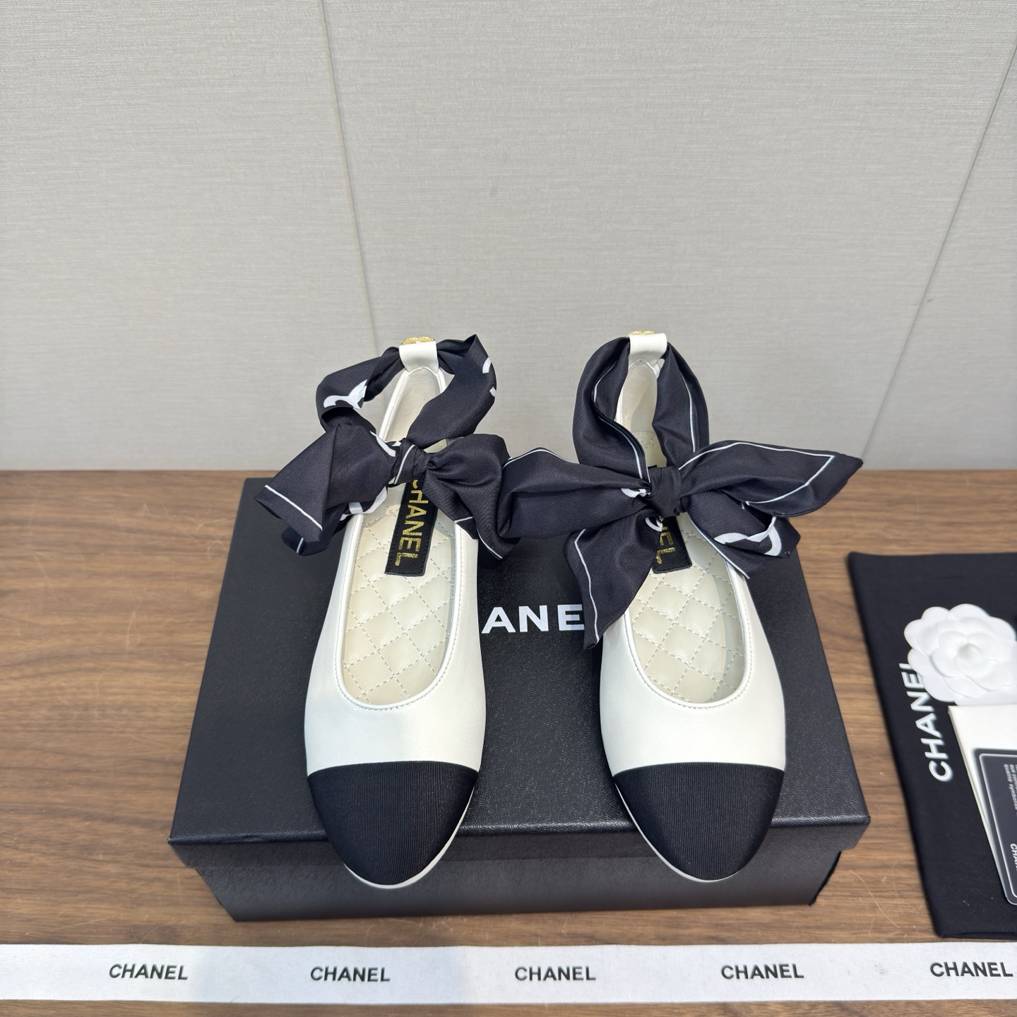 NO:653571,Chanel 26c new New Year Mary Jane bow flat shoes series - high-version ballet slippers. The counters are crazy. The pictures are popular on major social platforms. This catwalk style is absolutely too handsome. It is definitely the hottest style of this season. The fairies in the counter are really knowledgeable. They don't get stuck or rub the feet. The texture is very soft and comfortable on the feet. Classic logo electric embroidery, flower matching, super versatile. Fabric: imported cowhide and sheepskin.  Special cloth material. Lining: environmentally friendly imported sheepskin lining. Outsole: leather outsole. Heel height: 2.5cm. Size 35-41 (customized at 40.41). Single shoes, chanel, mary jane, cowhide, sheepskin, Leather soles.19860909Chanel 26c新款 新春 玛丽珍 蝴蝶结平底单鞋系列—— 高版本 芭蕾便鞋 专柜简直疯抢了,各大社交平台热门晒图,这期的走秀款绝对太帅了,绝对是这一季最热门的款式,专柜仙女们真的太识货了,不卡脚也不会磨脚,质感上脚是非常柔软舒服的.经典的logo电绣 花朵搭配,超级百搭 面料:进口牛皮羊皮 特制布材质 内里:环保进口羊皮内里 大底:真皮大底 跟高:2.5cm 码数35-41（ 40.41定做）,单鞋,chanel,mary jane,cowhide,sheepskin,Leather soles,Women's Shoes