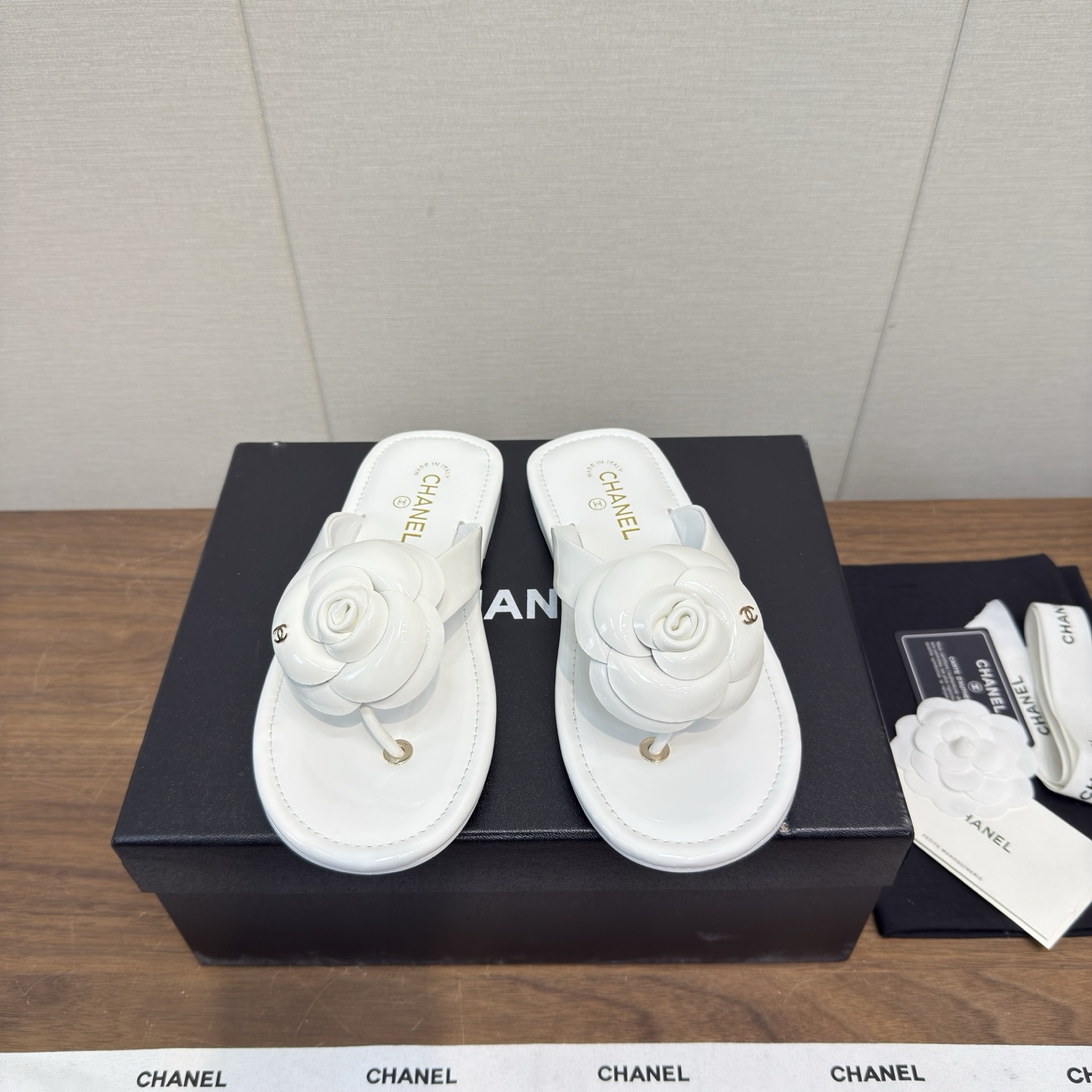 NO:679966,Chanel 26c Early Spring Camellia Flip-Flops Definitely a good product, don’t be afraid of delay, full of texture, high-end luxury accessories Chanel Chanel’s new early spring slippers... flip-flops... beach sandals, small fragrant popular bread flip-flops~~ Irresistibly cute. With the chubby upper and insole, it is as soft as stepping on bread~~ Original custom-made super soft sheepskin; outsole genuine leather outsole  Size 35-40, 40. Customized, split-toe shoes, chanel, chanel, slippers, sheepskin, Leather soles19860909Chanel 26c 早春 山茶花 夹脚拖  绝对是好货不怕晚 质感满满 高奢饰品 Chanel 香奈儿早春新款拖鞋…夹趾人字拖…沙滩凉拖鞋 小香风爆款面包夹趾拖鞋~~无法抗拒的可爱 加上胖墩墩的鞋面与鞋垫,就如踩在面包上轻软~~原版定制超软羊皮； 大底真皮大底 码数35-40,40.定做,分趾鞋,chanel,chanel,slippers,sheepskin,Leather soles,Women's Shoes