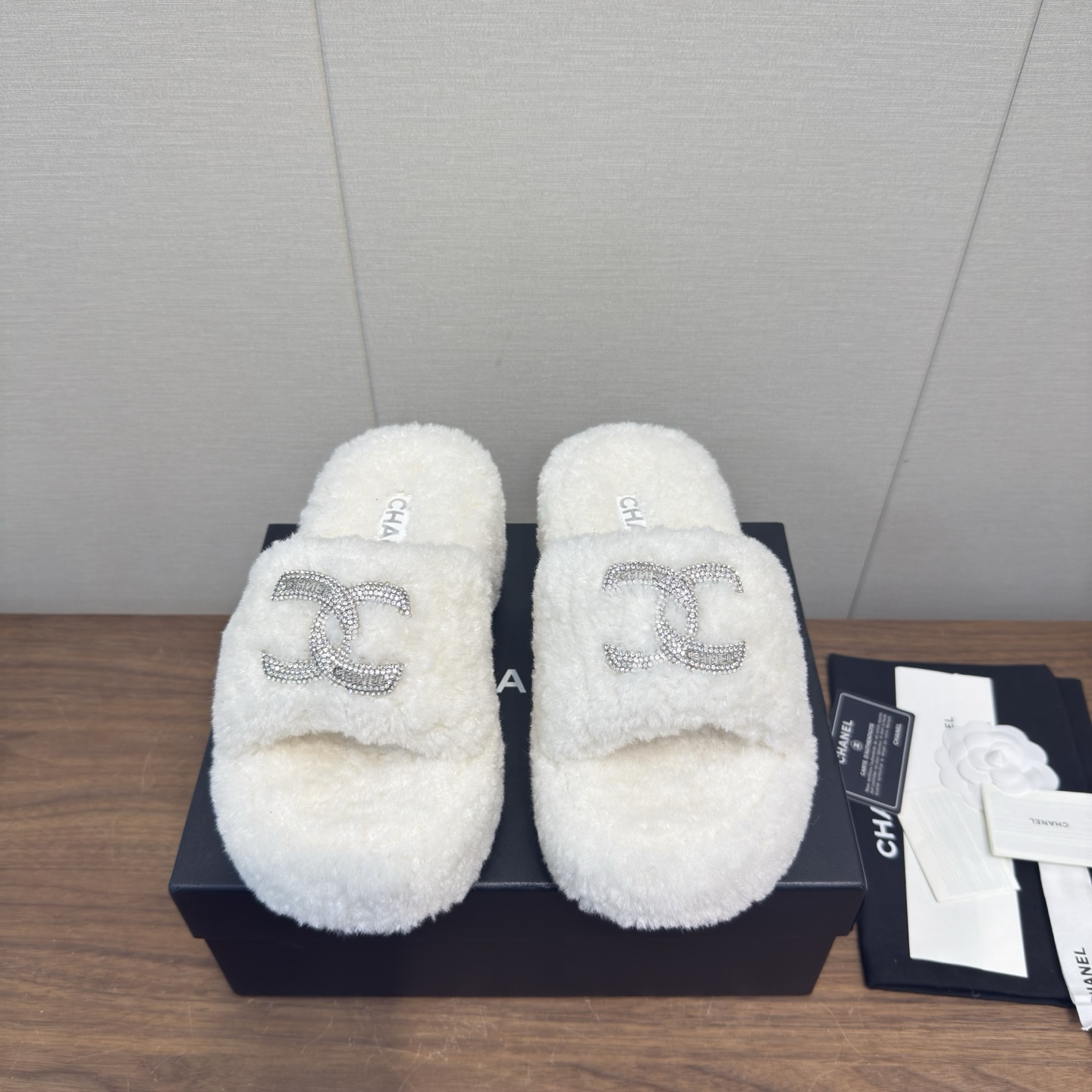 NO:679964,Chanel 25 Autumn and Winter furry mop, thick sole, super comfortable wool mop, fashionable pure fur made of lambswool!  Xiaoxiang LG has a super warm feeling. When you put it on, you feel like you are stepping on clouds. It is exquisite and high-end!  Let the value of this pair of hairy mops increase dramatically!  It is very easy to wear and does not slip. The soles are thick and very comfortable!  Wool upper (matte frost craft) Outsole Genuine leather outsole Size 35-40 (40. Customized, non-refundable), furry shoes and slippers, chanel, slippers, Leather soles19860909Chanel 25 秋冬 毛毛拖 厚底 超舒服羊毛拖 流行风纯皮毛一体羔羊毛打造！小香Lg超温暖的感觉,穿上仿佛踩在云朵上,精致高级！让这双毛拖身价陡增！非常好穿不打滑,而且鞋底有一定厚度,舒适度极佳！ 鞋面羊毛（雾霜工艺） 大底真皮大底 码数35-40（40.定做不退换）,毛毛鞋拖鞋,chanel,slippers,Leather soles,Women's Shoes