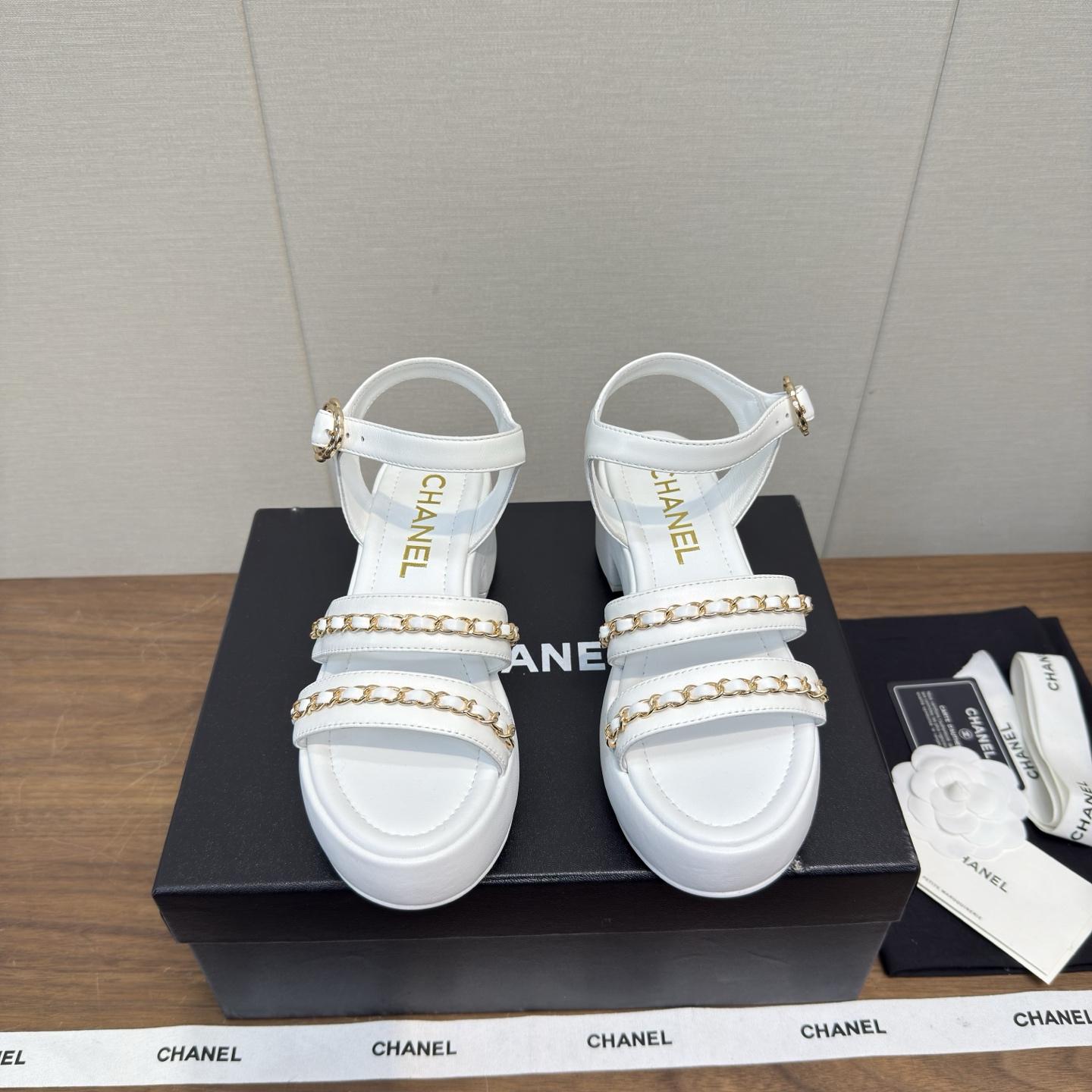 NO:679952,Chanel Chanel - 26c thick-soled chain sandals. This classic design rust diamond thick sole, with Velcro, incorporates a variety of color matching elements, and heightens the sandals. They are good-looking, comfortable and elegant. The diversified mix and match is very good-looking and versatile, and is very light on the feet. It is comfortable, super delicate and elegant, and can be used outdoors... Go material. The upper is made of original imported sheepskin. The inner lining is made of original sheepskin lining. The outsole is based on the original molded outsole.  Counter boutique package complete set for women 35-40 (customized at 40.41), high heels and sandals, chanel, chanel, sandals, high heels, sheepskin19860909Chanel香奈儿—26c 厚底 链条 凉鞋 这款经典设计电锈菱格厚底,魔术贴搭配 拥入了多种配色元素,增高凉鞋 好看 舒适而优雅 多元化混搭非常好看百搭,上脚非常轻巧 舒适超级秀气优雅的一款户外都能兼顾…… Go 材料 鞋面采用 原版进口羊皮 内里采用 原版羊皮内里 大底根据 原版开模大底 专柜精品包装全套女35–40（40.41定做）,高跟鞋凉鞋,chanel,chanel,sandals,high heels,sheepskin,Women's Shoes