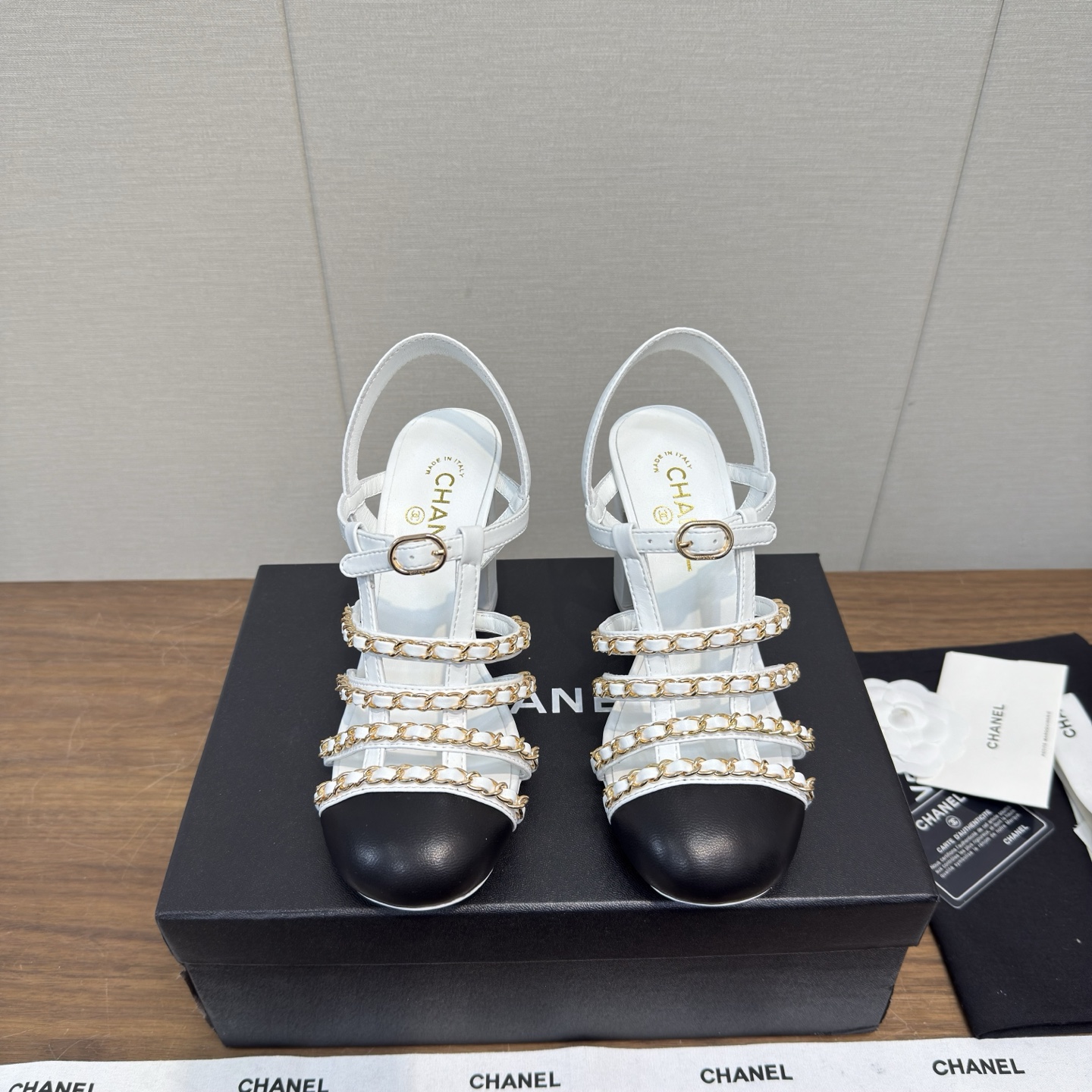 NO:679957,Chanel 26c's latest early summer chain high-heeled sandals!  Ins&Xiaohongshu has so many Internet celebrities!  The feet are super sexy!  It’s so beautiful!  They are high-end, fairy-like, simple, fashionable and have a sense of design. They are very easy to wear, practical and high-quality. They are simply a tool for matching clothes. Wearing them allows you to combine fashion and foreign style. It is a highlight in the matching. It is versatile and suitable for any occasion. It is a must-have pair for everyone!  Heel thickness is about 8.5cm, size 35-40, 40.41 customized, high heels sandals, chanel, sandals, high heels19860909Chanel 26c 最新早出门夏 链条高跟凉鞋！ ins&小红书巨多网红上身！上脚超性感！真的太美了！高级穿着又仙女简约时髦又有设计感 而且都非常非常好穿实用又有质感, 当道简直是搭配衣服的神器 穿上让你集时髦洋气于一身 是搭配中的一个亮点 百搭适用任何场合、人手必备一双！ 跟厚约8.5cm 码数35-40,40.41定制,高跟鞋凉鞋,chanel,sandals,high heels,Women's Shoes