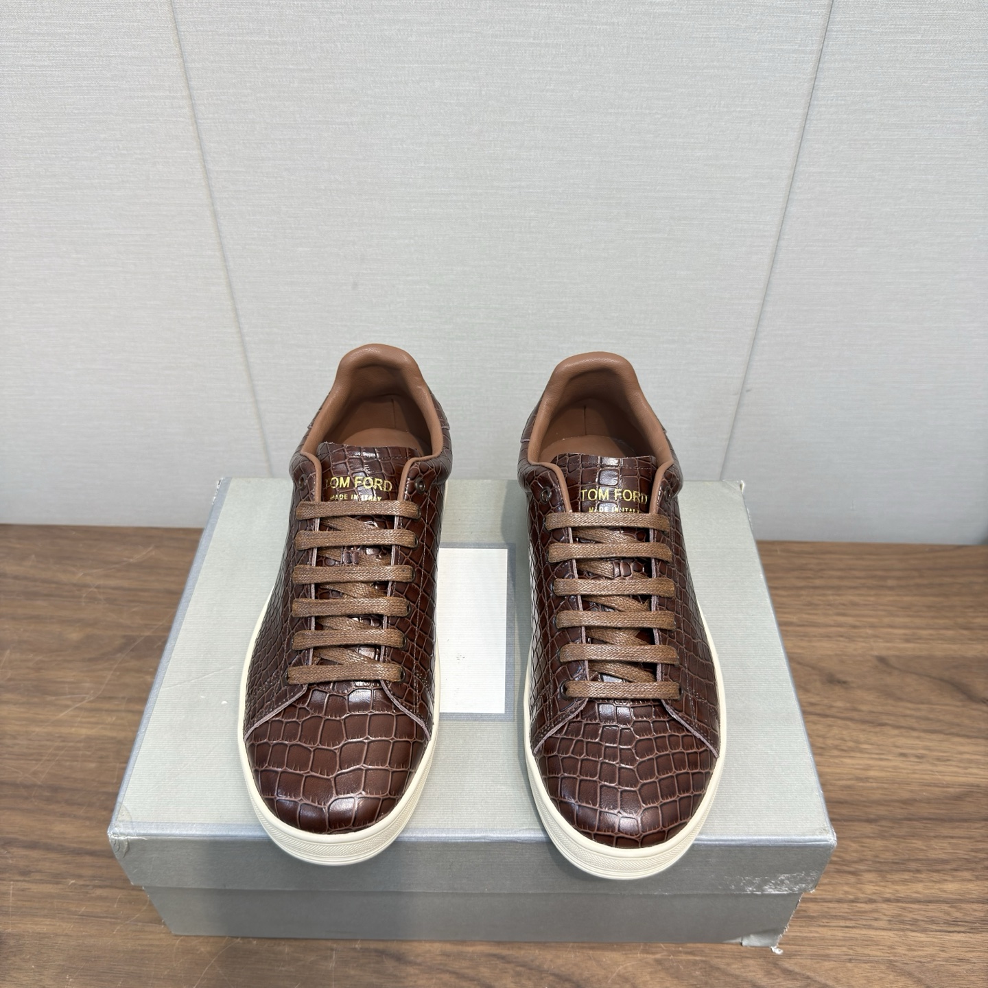 NO:679946,TOM FORD low-top forrest shoes, casual sports shoes, high version, the best-selling trendy shoes at home and abroad, sneakers, casual shoes, classic and comfortable, a luxury choice for your wardrobe, the shoes are made of woven fabric + cowhide lining, suede leather + cowhide and mesh [strong], using panel design uppers, pure workmanship combined outsole, pure cotton laces. Presenting retro and high-end. Casual and versatile code number 39-44, (38.45/46 is a custom code, non-refundable and non-exchangeable), casual shoes/sports shoes, tom ford, sneakers, cowhide19860909TOM FORD汤姆.福特 低帮阿甘鞋 休闲运动鞋 高版本  海内外销量最高的潮鞋 板鞋 休闲鞋 经典而舒适,是您衣柜中的奢侈之选,鞋子由织布+牛皮内裡 绒面皮料+牛皮和mesh组合而成[强],采用镶板设计鞋面,用纯工组合大底,纯棉系带.呈现出复古而高端.休闲百搭 码数 39-44,（38.45/46为定做码不退不换）,休闲鞋/运动鞋,tom ford,sneakers,cowhide,Women's Shoes
