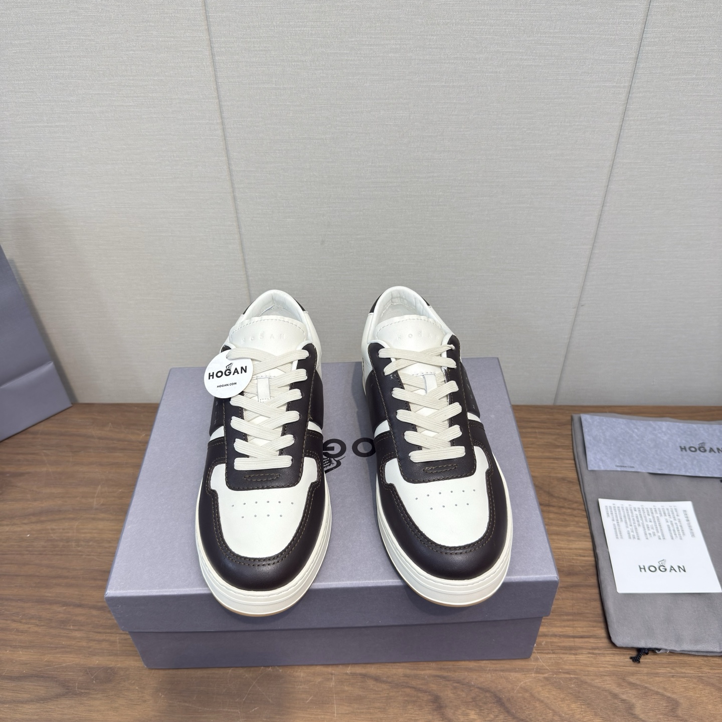NO:679944,Hogan 2025 casual sports shoes, thick sole, high-end lace-up sneakers, high version, couple model. This model is endorsed by Wu Lei. The same style at the counter. Futuristic luxury model. New lnteractive cube series. Made from imported Italian flocked suede cowhide + breathable Mesh mesh + streamlined shoe body + super H letter design on the side. Textured lightweight sole. Memory foam insole. Increased anti-slip and wear-resistant IP classic outsole. Super comfortable on the foot.  A must-have for trendy men. Bottom thickness 2.5cm. Size: 35-44, 45. Customized, casual shoes/sports shoes, hogan, sneakers, cowhide19860909Hogan霍根2025 休闲运动鞋 厚底 高端系带板鞋 高版本 情侣款 这款由吴磊倾情代言 专柜同款 未来主义 奢潮款 全新lnteractive cube系列 进口意大利进口植绒牛反绒牛皮+透气Mesh网布打造+流线型鞋身+侧超H字母设计 纹理层次感轻质鞋底 记忆泡沫内底 增高防滑耐磨IP经典大底 上脚超舒适 潮男必备款 底厚2.5cm 码数:35-44,45.订制,休闲鞋/运动鞋,hogan,sneakers,cowhide,Women's Shoes