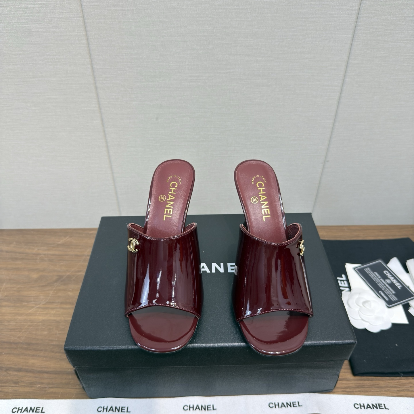 NO:679939,CHANEL 26c spring and summer high heels, sandals, new high version, 8.5cm, the latest fashion version of Xiang Nai’s house, small shoes that exude lasting charm ~ the original development supports the market to arbitrarily compare the so-called smooth and natural lines to restore the original appearance. Many celebrities have recommended it. One of the must-have items for the beginning of spring. It is super comfortable on the feet, really fragrant series... 1 fabric: imported patent leather 2 lining imported Italian lambskin, super soft and delicate 3 outsole  Imported original Italian leather outsole, heel height 8.5/6.5cm, 4 sizes 35 to 39 (customized at 40.41), high heels and slippers, chanel, high heels, slippers, sheepskin, Leather soles19860909CHANEL 26c春夏高跟 凉拖鞋 新款  高版本 8.5cm 香奶奶家新款时尚最新版面 散发持久魅力的小鞋～原版开发支持市场任意对比所谓线条流畅自然 做到恢复原版模样 众多明星纷纷推荐 开春必火单品之一.上脚超级的舒适哦,真香系列…  1面料:进口漆皮 2内里 进口意制小羊皮 超级柔软细腻 3大底 进口意大利原版真皮大底 跟高8.5/6.5cm 4码数 35一39(40.41定制),高跟鞋拖鞋,chanel,high heels,slippers,sheepskin,Leather soles,Women's Shoes