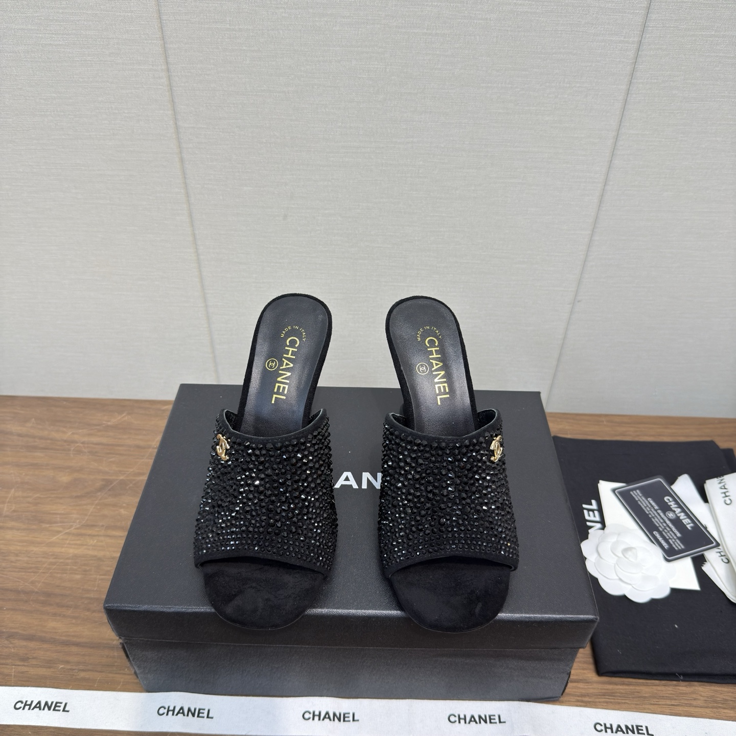 NO:679940,CHANEL 26c spring and summer high heels, sandals, new high version, 8.5cm diamond model, the latest fashion version of Fragrant Grandma's house, small shoes that exude lasting charm ~ the original development supports the market to arbitrarily compare the so-called smooth and natural lines to restore the original appearance. Many stars have recommended it. One of the must-have items for the beginning of spring. Super comfortable on the feet, really fragrant series... 1 fabric: imported patent leather 2 lining imported Italian lambskin, super soft and delicate 3 outsole  Imported original Italian leather outsole, heel height 8.5/6.5cm, 4 sizes 35 to 39 (customized at 40.41), high heels and slippers, chanel, high heels, slippers, sheepskin, Leather soles19860909CHANEL 26c春夏高跟 凉拖鞋 新款  高版本 8.5cm 钻石款 香奶奶家新款时尚最新版面 散发持久魅力的小鞋～原版开发支持市场任意对比所谓线条流畅自然 做到恢复原版模样 众多明星纷纷推荐 开春必火单品之一.上脚超级的舒适哦,真香系列…  1面料:进口漆皮 2内里 进口意制小羊皮 超级柔软细腻 3大底 进口意大利原版真皮大底 跟高8.5/6.5cm 4码数 35一39(40.41定制),高跟鞋拖鞋,chanel,high heels,slippers,sheepskin,Leather soles,Women's Shoes