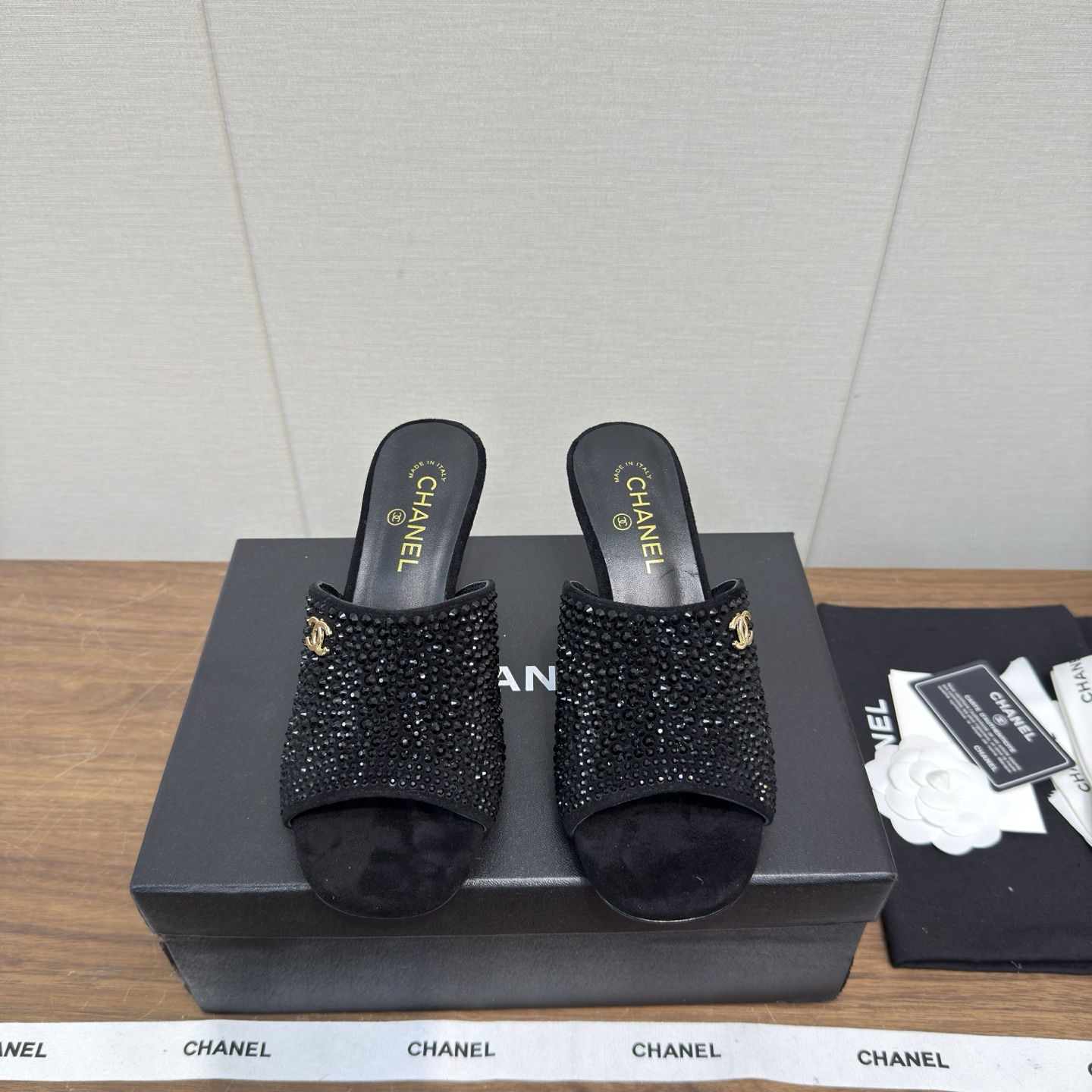 NO:679942,CHANEL 26c spring and summer high heels, sandals, new style, high version, 6.5cm model, the latest version of the new fashion of Fragrance Grandma's house, small shoes that exude lasting charm ~ the original development supports the market to arbitrarily compare the so-called smooth and natural lines to restore the original appearance. Many celebrities have recommended it. One of the must-have items for the beginning of spring. It is super comfortable on the feet, really fragrant series... 1 fabric: imported patent leather 2 lining imported Italian lambskin, super soft and delicate 3 outsole  Imported original Italian leather outsole, heel height 8.5/6.5cm, 4 sizes 35 to 39 (customized at 40.41), high heels and slippers, chanel, high heels, slippers, sheepskin, Leather soles19860909CHANEL 26c春夏高跟 凉拖鞋 新款  高版本 6.5cm 款 香奶奶家新款时尚最新版面 散发持久魅力的小鞋～原版开发支持市场任意对比所谓线条流畅自然 做到恢复原版模样 众多明星纷纷推荐 开春必火单品之一.上脚超级的舒适哦,真香系列…  1面料:进口漆皮 2内里 进口意制小羊皮 超级柔软细腻 3大底 进口意大利原版真皮大底 跟高8.5/6.5cm 4码数 35一39(40.41定制),高跟鞋拖鞋,chanel,high heels,slippers,sheepskin,Leather soles,Women's Shoes