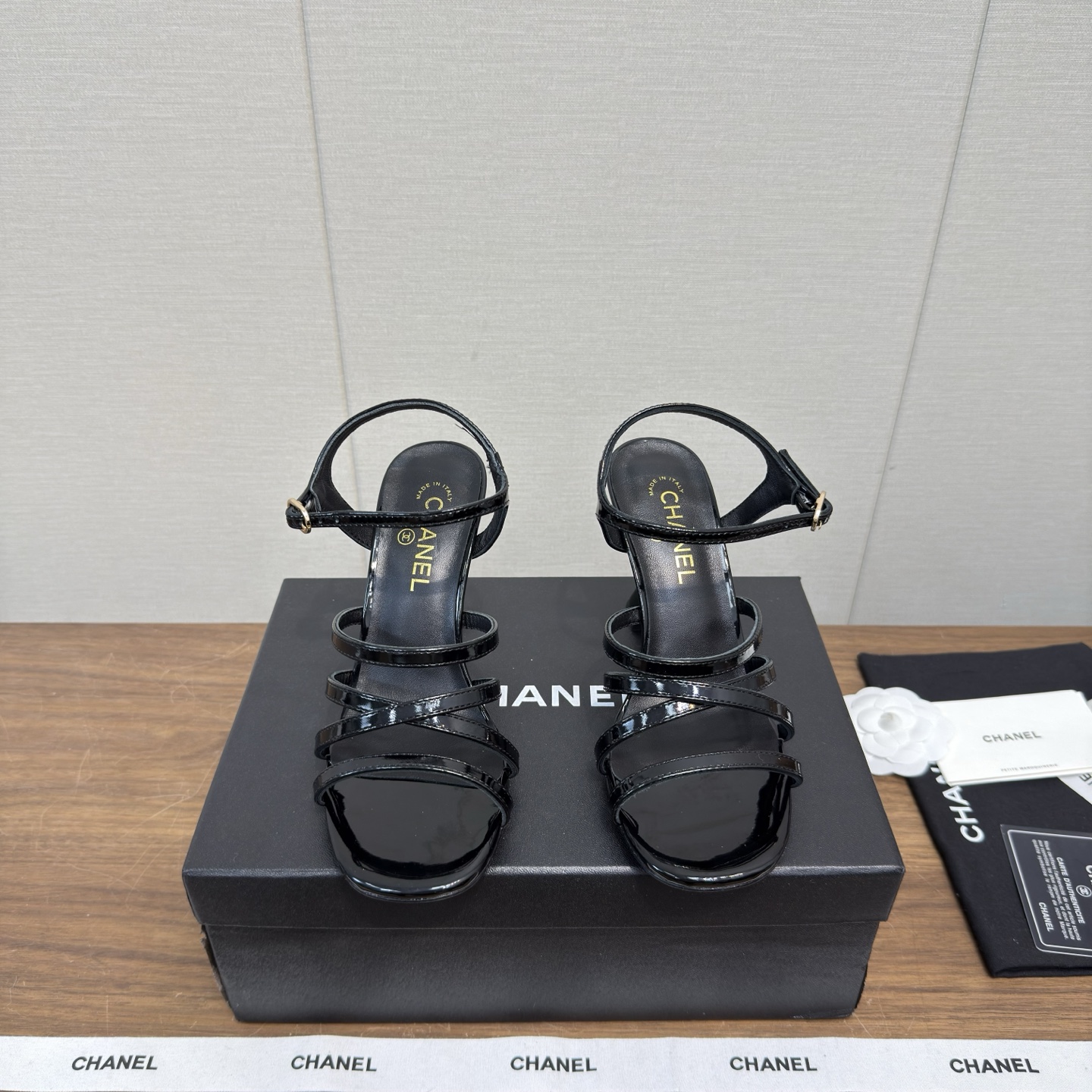 NO:679934,Chanel Chanel - 26c early spring high-heeled sandals. This classic design rusty rhombus thick sole, with Velcro. It incorporates a variety of color matching elements, and the heightening sandals are good-looking, comfortable and elegant. The diversified mix and match is very good-looking and versatile, and is very light on the feet. It is comfortable, super delicate and elegant, and can be used outdoors... Go material. The upper is made of original imported sheepskin. The inner lining is made of original sheepskin lining. The outsole is based on the original molded outsole.  Counter boutique package complete set for women 35-40 (customized at 40.41), high heels and sandals, chanel, chanel, sandals, high heels, sheepskin19860909Chanel香奈儿—26c 早春 高跟凉鞋 这款经典设计电锈菱格厚底,魔术贴搭配 拥入了多种配色元素,增高凉鞋 好看 舒适而优雅 多元化混搭非常好看百搭,上脚非常轻巧 舒适超级秀气优雅的一款户外都能兼顾…… Go 材料 鞋面采用 原版进口羊皮 内里采用 原版羊皮内里 大底根据 原版开模大底 专柜精品包装全套女35–40（40.41定做）,高跟鞋凉鞋,chanel,chanel,sandals,high heels,sheepskin,Women's Shoes