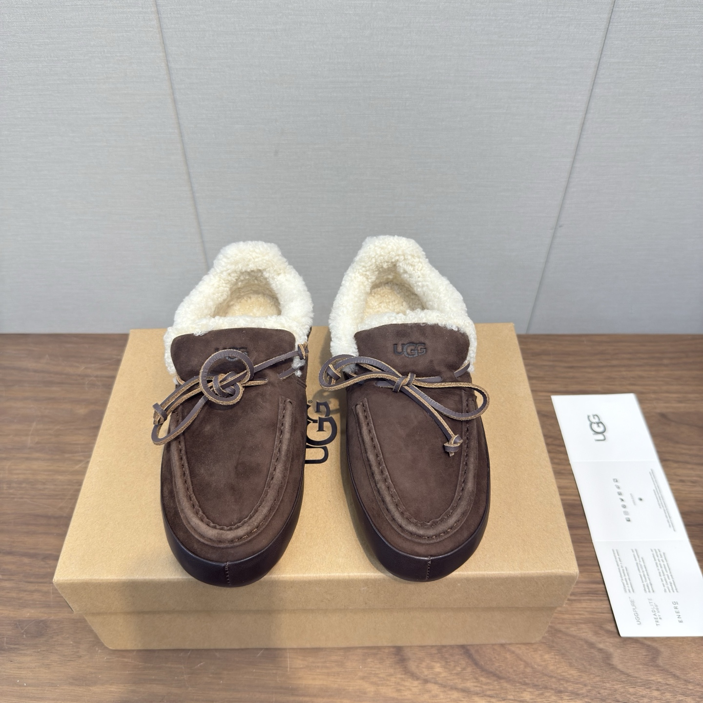 NO:679930,UGG Doudou low-top shoes, loafers, fur shoes. They are super warm and easy to wear in winter. The fur inside is soft. Very comfortable and very warm. Lightweight and easy to wear. They are plush and look very cute. The upper is Yangjing cowhide. The inner insole is imported genuine wool. The code number is 35-40. Loafers, wool shoes, loafers, cowhide, sheep.19860909UGG豆豆低帮鞋 乐福鞋 毛毛鞋 冬天超级好穿保暖的毛毛 里面的毛毛软软的 很舒服、又特别保暖 轻便又特别好穿 毛绒绒的 样子特别可爱 鞋面羊京牛皮 内里鞋垫进口真羊毛 码数35—40,乐福鞋毛毛鞋,loafers,cowhide,sheep,Women's Shoes