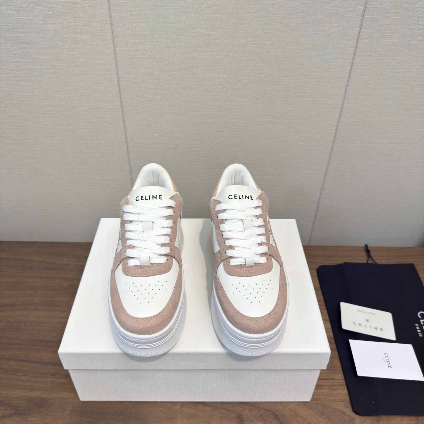 NO:679927,Top version Thick-soled p CELINE Celine 26 Latest lace-up thick-soled casual shoes, clean and neat, taller and slimmer, whether worn alone or paired with wide-leg pants, high street and retro together to make a CELINE girl. Upper imported cow suede/imported cowhide. Original breathable mesh lining. Original outsole 11 Size #35-40 (custom-made for 40, non-returnable), casual shoes/sports shoes, celine, celine, sneakers, cowhide19860909顶级版本 厚底p CELINE赛琳 26 最新 系带 厚底 休闲鞋 干净利落,增高显腿细,无论是单穿还是搭配阔腿裤,高街又复古一起来做CELINE女孩 鞋面进口牛反绒/进口牛皮  内里原版透气网里 大底原版11 Size#35-40（40定做不退换）,休闲鞋/运动鞋,celine,celine,sneakers,cowhide,Women's Shoes