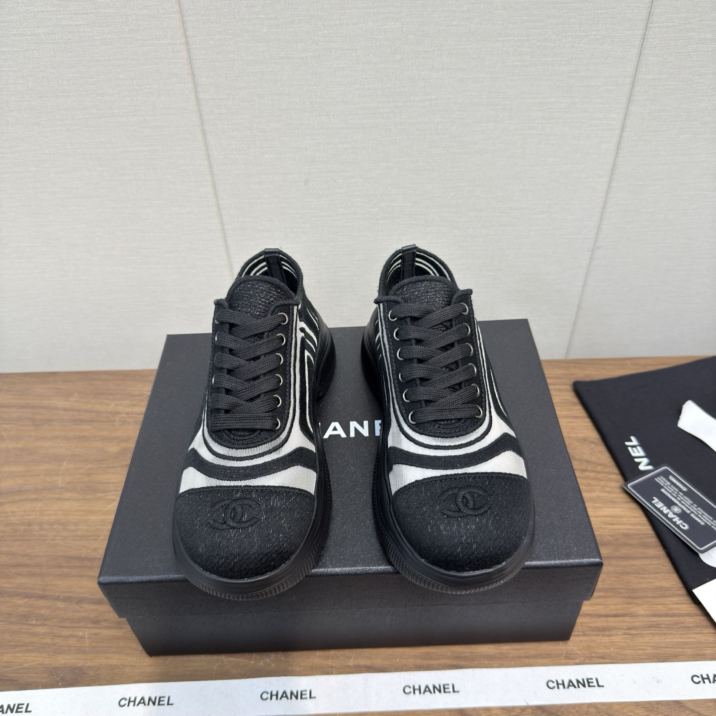 NO:679926,Chanel Chanel 26c new casual sneakers, thick-soled height-increasing shoes, high version, original purchase, development, production, Xiaoxiang's casual sneakers this season, maxed out Xiaohongshu INS. Various social platforms, crazy explosion!  Classic design. The upper is electro-embroidered with various techniques. The outsole is fashionable and sporty. Extraordinary inclusion of a variety of panda shoe color elements. Exquisite packaging at the delivery counter. Fabric: original craft cowhide + technological components. Original imported breathable mesh lining. Original open-molded TPU combination outsole. Sole thickness 4.5CM. Size: Women's 35-41, 40-41 custom-made, casual shoes/sports shoes, chanel, chanel, sneakers, cowhide.19860909Chanel香奈儿26c 新款 休闲运动鞋 厚底增高鞋 高版本 原版购入开发 做货 小香这季休闲款运动鞋 刷爆小红书 INS.各种社交平台,疯狂爆发！经典设计 鞋面多种工艺电绣的风格 大底却时尚运动 不平凡的拥入了多种熊猫鞋配色元素 配送专柜精美包装 面料:原版工艺牛皮+科技部件 内里原版进口透气网 鞋底原版开模TPU组合大底 底厚4.5CM Size: 女款35-41,40-41订做,休闲鞋/运动鞋,chanel,chanel,sneakers,cowhide,Women's Shoes