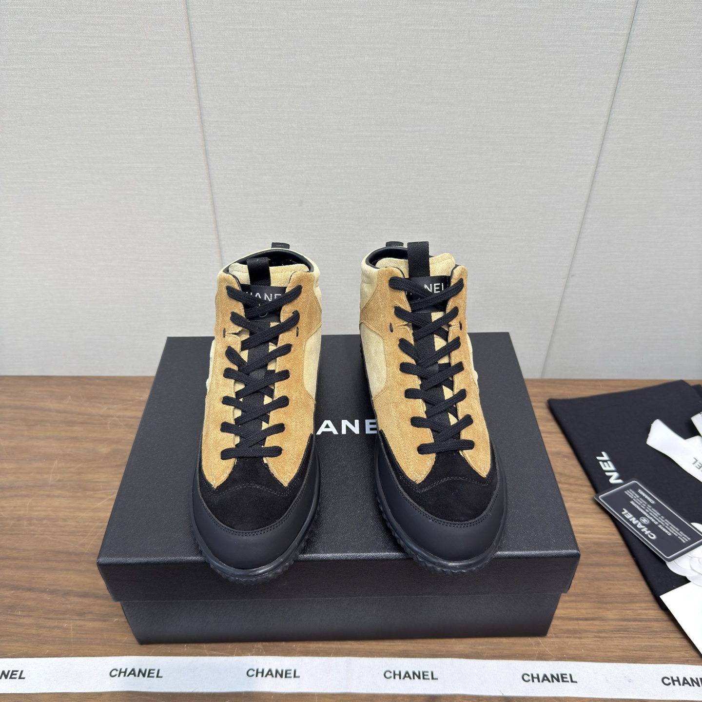 NO:679947,Chanel 2026c new panda shoes C's new second-hand casual white shoes sports shoes mid-top There is a reason why these shoes are so popular. They are so comfortable. They are a shoe that coexists with comfort, beauty and versatility. You can easily walk ten thousand or twenty thousand steps without any pressure. The original development last type is delicate and stylish. You are not afraid of wide feet. It will not make your feet fat, and it looks good and comfortable on your feet!  It feels very light on the feet!  Comfortable and breathable!  Super white, really a perfect match. The upper is sheepskin, and the lining is exclusive 1:1 original customization [different from market currency]. The foot pads are made of imported mixed sheepskin, which is breathable and comfortable!  TPU outsole exclusive original development private model!  Size: 35-39 (40, 41 customized, non-returnable), casual shoes/sports shoes, chanel, chanel, sneakers, sheepskin, sheep19860909Chanel 2026c 新款熊猫鞋 C家新款中古休闲小白鞋  运动鞋 中帮 这双鞋那么火是有道理 真心太舒服了 属于舒适与美貌与百搭并存的一款鞋 轻松暴走一两万步毫无压力 原版开发楦型 秀气有型 宽脚也不怕 不会显脚肥,上脚好看又舒适！穿起来脚感非常轻盈！舒适透气！超级显白真的是绝搭到爆炸 鞋面羊京羊皮里 独家1:1 原版定制【区别市场通货】垫脚采用进口混种羊皮,透气舒适！ TPU大底独家原版开发私模！ Size:35-39（40,41订做不退换）,休闲鞋/运动鞋,chanel,chanel,sneakers,sheepskin,sheep,Women's Shoes