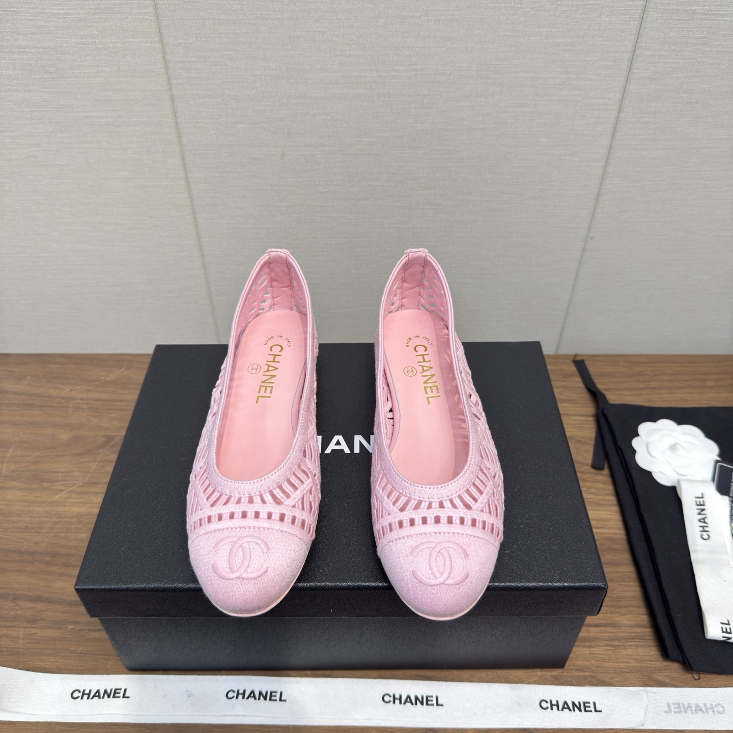 NO:679945,Chanel's new 26c ballet shoes ~ Top version cut from the original 1:1 Chanel Chanel classic round-toe ballet shoes. There are not many good quality. You can truly go in and out of the counter without pressure. Regardless of the last type, leather selection and manufacturing process, they are all genuine craftsmanship and very exquisite. The material is imported mixed sheepskin from Italy. The lining is imported sheepskin (sweat-absorbent and soft). The sole is Italian special A-grade genuine leather sole (not the ordinary thin sole in the market).  size35-41,40.41 custom-made, ballet shoes, chanel, chanel, sheepskin19860909Chanel新款 26c芭蕾舞单鞋～ 顶级版本 原版1:1切割而成 Chanel香奈儿万年经典 圆头芭蕾舞鞋 好品质不多 真正做到随便进出专柜无压力 无论楦型、皮料选择、制造工艺都是正品工艺,十分考究. 面料意大利进口混种羊皮 内里进口绵羊皮（吸汗柔软） 鞋底意大利特A级真皮底（非市场普通薄底） size35-41,40.41定做,芭蕾舞鞋,chanel,chanel,sheepskin,Women's Shoes