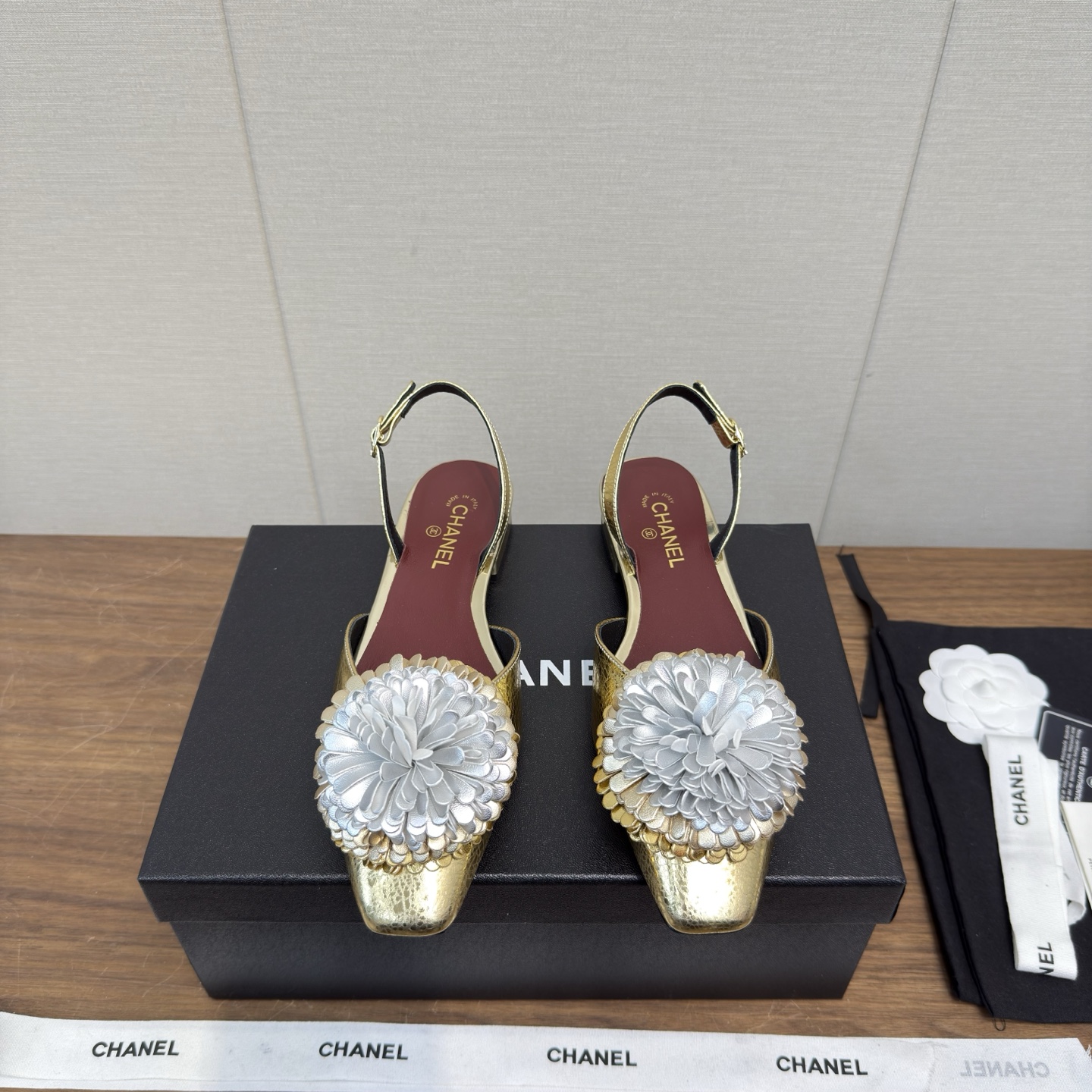 NO:679943,Chanel Chanel 26c early spring petal back empty sandals high version height 1.5cm/choose this classic design rust sandals with a variety of color elements, heightening the sandals, good-looking, comfortable and elegant, the ribbon around the wrist is particularly beautiful, diversified mix and match, very beautiful and versatile, very light on the foot, comfortable, super delicate and elegant, can be used outdoors... Go material The upper is made of original imported sheepskin, the lining is made of original sheepskin lining, and the outsole is based on  Original genuine leather outsole, full set of boutique packaging for women 35-40 (40.41 custom-made), sandals, chanel, chanel, sandals, sheepskin, Leather soles19860909Chanel香奈儿26c 早春花瓣后空 凉鞋 高版本  高度1.5cm/选择 这款经典设计电锈凉鞋 搭配 拥入了多种配色元素,增高凉鞋 好看 舒适而优雅 丝带绕腕特别美 多元化混搭非常好看百搭,上脚非常轻巧 舒适超级秀气优雅的一款户外都能兼顾…… Go 材料 鞋面采用 原版进口羊皮 内里采用 原版羊皮内里 大底根据 原版真皮大底 专柜精品包装全套女35–40（40.41定做）,凉鞋,chanel,chanel,sandals,sheepskin,Leather soles,Women's Shoes