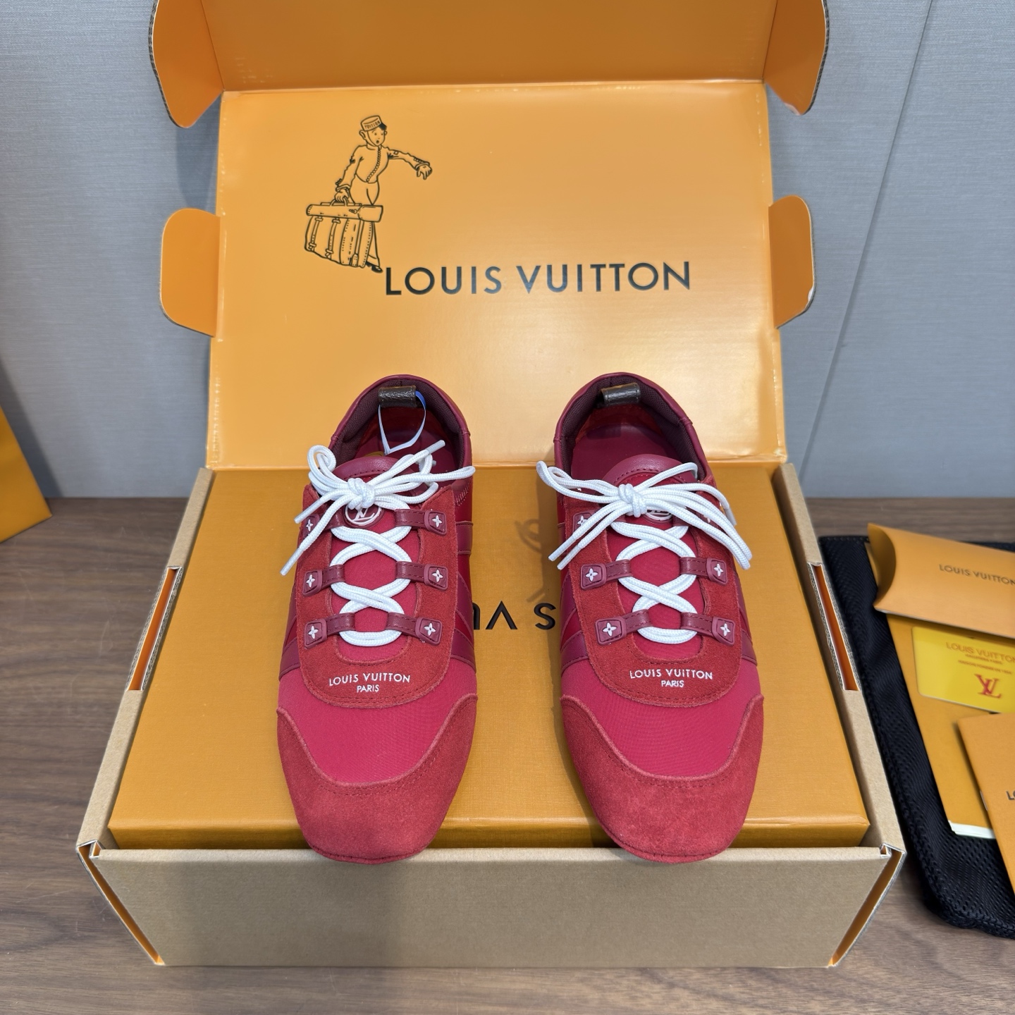 NO:679928,Louis Vuitton Louis Vuitton Donkey Brand Spring and Summer Sneakerina Series Ballet Sneakers Moral Training Shoes Casual Loafers Couple Style High Version Packaging Perfect Reproduction of Sneakerina Ballet style sneakers are made of silky suede cow leather to create smooth lines. They have the light structure of ballet shoes and the comfortable texture of sneakers. The LV logo on the side and Monogram canvas back strap are rich in details, Sacchetto craftsmanship and TPU outsole upgrade the soft wearing experience  Bottom thickness 1.5CM Fabric: Original custom-made imported first-layer cowhide lining Original custom-made breathable mesh sole Original molded injection molded TPU material Size women's 35-41, men's 39-45, women's 40.41.45 custom-made, casual shoes/sports shoes, louis vuitton, louis vuitton, louis vuitton, louis vuitton, sneakers, cowhide19860909Louis Vuitton路易威登驴牌春夏Sneakerina系列 芭蕾运动鞋 德训鞋 休闲便鞋 情侣款 高版本包装  完美复刻Sneakerina 芭蕾风运动鞋以丝滑绒面牛皮革塑造流畅线条 兼具芭蕾舞鞋的轻盈构型和运动鞋的舒适质感. 侧面 LV 标识和Monogram 帆布后袢带丰富细节,Sacchetto 工艺和 TPU 外底升级轻柔穿着体验 底厚1.5CM 面料:原版定制进口头层牛皮 内里原版定制透气网里鞋底原版开模注塑TPU材质 码数女35-41,男款39-45 ,女40.41.45订做,休闲鞋/运动鞋,louis vuitton,louis vuitton,louis vuitton,louis vuitton,sneakers,cowhide,Women's Shoes