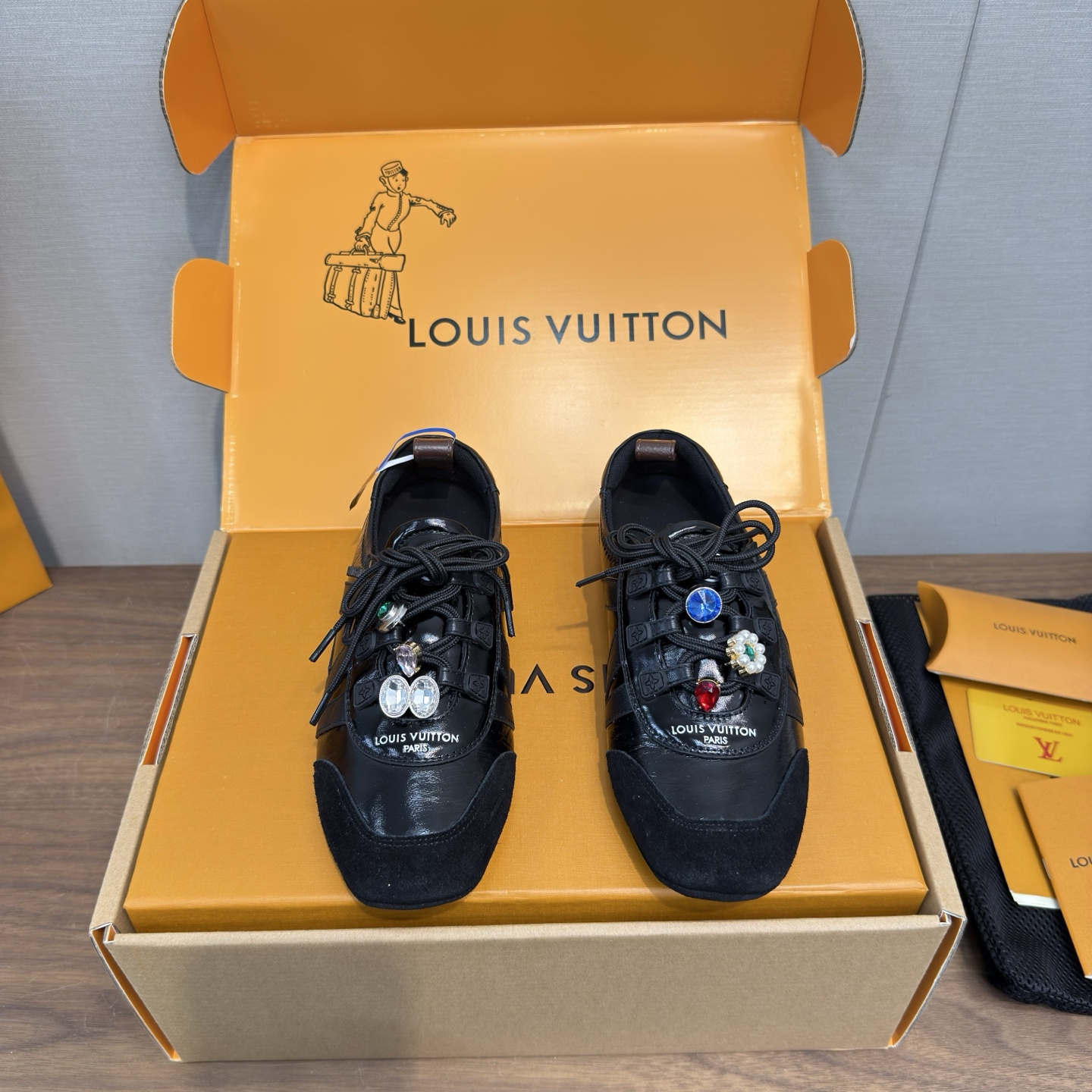 NO:679931,Louis Vuitton Louis Vuitton Donkey Brand Spring and Summer Sneakerina Series Ballet Sneakers Moral Training Shoes Casual Slippers Couple Style High Edition Packaging Accessory Buckle 50 Perfect Reproduction of Sneakerina Ballet style sneakers are made of silky suede cow leather to create smooth lines. They have the light structure of ballet shoes and the comfortable texture of sneakers. The LV logo on the side and the Monogram canvas back strap are rich in details, Sacchetto craftsmanship and TPU  Outsole upgraded for soft wearing experience. Sole thickness 1.5CM. Fabric: Original custom imported first-layer cowhide. Original custom breathable mesh lining. Original open mold injection TPU material. Size female 35-41, male 39-45, female 40.41.45 customized. Casual shoes/sports shoes, louis vuitton, louis vuitton, louis vuitton, louis vuitton, sneakers, cowhide.19860909Louis Vuitton路易威登驴牌春夏Sneakerina系列 芭蕾运动鞋 德训鞋 休闲便鞋 情侣款 高版本包装  配饰扣50 完美复刻Sneakerina 芭蕾风运动鞋以丝滑绒面牛皮革塑造流畅线条 兼具芭蕾舞鞋的轻盈构型和运动鞋的舒适质感. 侧面 LV 标识和Monogram 帆布后袢带丰富细节,Sacchetto 工艺和 TPU 外底升级轻柔穿着体验 底厚1.5CM 面料:原版定制进口头层牛皮 内里原版定制透气网里鞋底原版开模注塑TPU材质 码数女35-41,男款39-45 ,女40.41.45订做,休闲鞋/运动鞋,louis vuitton,louis vuitton,louis vuitton,louis vuitton,sneakers,cowhide,Women's Shoes