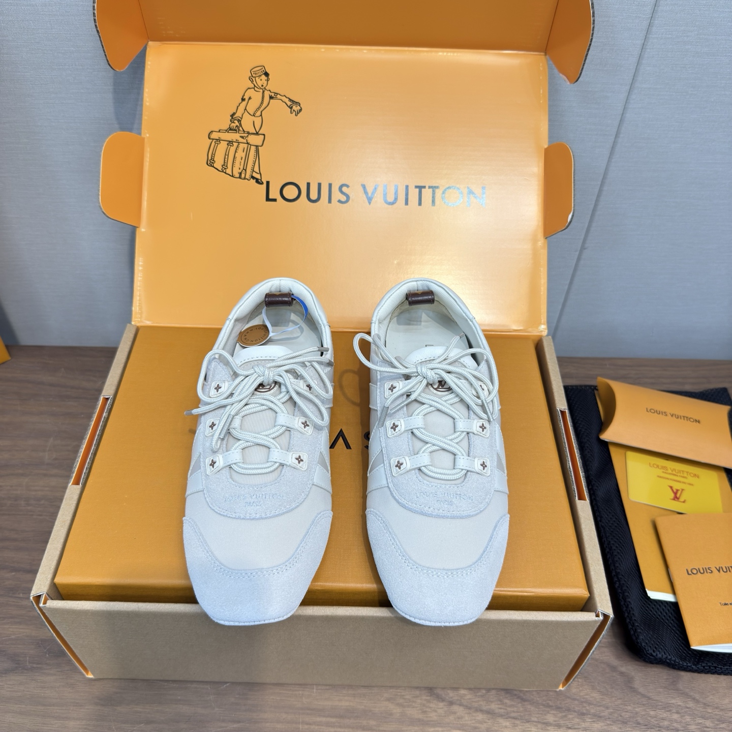 NO:679936,Louis Vuitton Louis Vuitton donkey brand spring and summer Sneakerina series ballet sneakers, moral training shoes, casual shoes, couple models, high version packaging, men's 20 perfect replica Sneakerina ballet style sneakers are made of silky suede cow leather to create smooth lines, with the light structure of ballet shoes and the comfortable texture of sneakers. The LV logo on the side and the Monogram canvas back strap are rich in details, Sacchetto craftsmanship and TPU  Outsole upgraded for soft wearing experience. Sole thickness 1.5CM. Fabric: Original custom imported first-layer cowhide. Original custom breathable mesh lining. Original open mold injection TPU material. Size female 35-41, male 39-45, female 40.41.45 customized. Casual shoes/sports shoes, louis vuitton, louis vuitton, louis vuitton, louis vuitton, sneakers, cowhide.19860909Louis Vuitton路易威登驴牌春夏Sneakerina系列 芭蕾运动鞋 德训鞋 休闲便鞋 情侣款 高版本包装  ,男款20 完美复刻Sneakerina 芭蕾风运动鞋以丝滑绒面牛皮革塑造流畅线条 兼具芭蕾舞鞋的轻盈构型和运动鞋的舒适质感. 侧面 LV 标识和Monogram 帆布后袢带丰富细节,Sacchetto 工艺和 TPU 外底升级轻柔穿着体验 底厚1.5CM 面料:原版定制进口头层牛皮 内里原版定制透气网里鞋底原版开模注塑TPU材质 码数女35-41,男款39-45 ,女40.41.45订做,休闲鞋/运动鞋,louis vuitton,louis vuitton,louis vuitton,louis vuitton,sneakers,cowhide,Women's Shoes