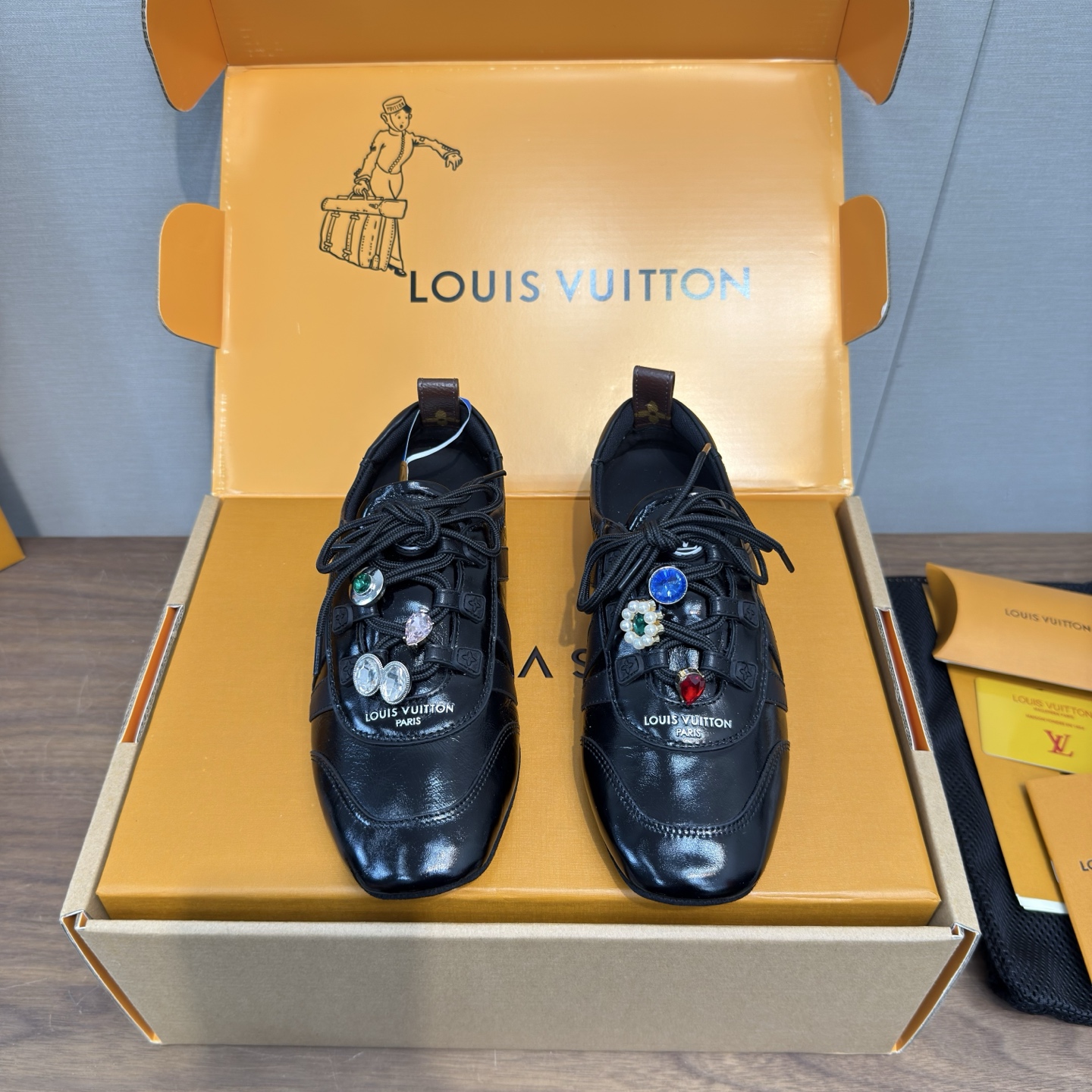 NO:679938,Louis Vuitton Louis Vuitton donkey brand spring and summer Sneakerina series ballet sneakers, moral training shoes, casual shoes, couple models, high version packaging, accessories 20, men's 20 perfectly replica Sneakerina ballet style sneakers with silky suede cow leather to create smooth lines, combining the light structure of ballet shoes and the comfortable texture of sneakers. The LV logo on the side and the Monogram canvas back strap are rich in details, Sacchetto craftsmanship and TPU  Outsole upgraded for soft wearing experience. Sole thickness 1.5CM. Fabric: Original custom imported first-layer cowhide. Original custom breathable mesh lining. Original open mold injection TPU material. Size female 35-41, male 39-45, female 40.41.45 customized. Casual shoes/sports shoes, louis vuitton, louis vuitton, louis vuitton, louis vuitton, sneakers, cowhide.19860909Louis Vuitton路易威登驴牌春夏Sneakerina系列 芭蕾运动鞋 德训鞋 休闲便鞋 情侣款 高版本包装  ,配饰20,男款20 完美复刻Sneakerina 芭蕾风运动鞋以丝滑绒面牛皮革塑造流畅线条 兼具芭蕾舞鞋的轻盈构型和运动鞋的舒适质感. 侧面 LV 标识和Monogram 帆布后袢带丰富细节,Sacchetto 工艺和 TPU 外底升级轻柔穿着体验 底厚1.5CM 面料:原版定制进口头层牛皮 内里原版定制透气网里鞋底原版开模注塑TPU材质 码数女35-41,男款39-45 ,女40.41.45订做,休闲鞋/运动鞋,louis vuitton,louis vuitton,louis vuitton,louis vuitton,sneakers,cowhide,Women's Shoes