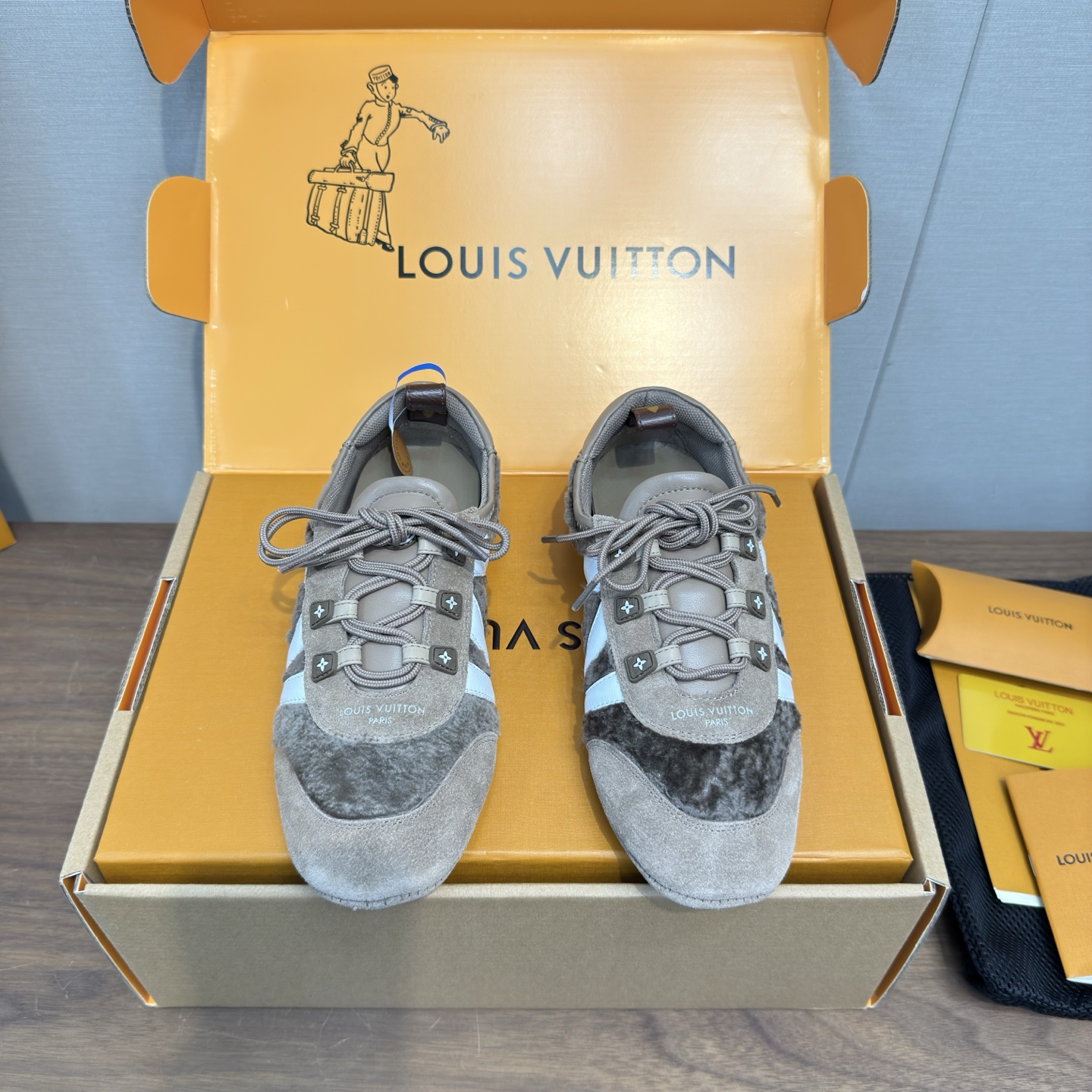 NO:679941,Louis Vuitton Louis Vuitton donkey brand spring and summer Sneakerina series ballet sneakers, moral training shoes, casual shoes, couple models, high version packaging, men's 20 perfect replica Sneakerina ballet style sneakers are made of silky suede cow leather to create smooth lines, with the light structure of ballet shoes and the comfortable texture of sneakers. The LV logo on the side and the Monogram canvas back strap are rich in details, Sacchetto craftsmanship and TPU  Outsole upgraded for soft wearing experience. Sole thickness 1.5CM. Fabric: Original custom imported first-layer cowhide. Original custom breathable mesh lining. Original open mold injection TPU material. Size female 35-41, male 39-45, female 40.41.45 customized. Casual shoes/sports shoes, louis vuitton, louis vuitton, louis vuitton, louis vuitton, sneakers, cowhide.19860909Louis Vuitton路易威登驴牌春夏Sneakerina系列 芭蕾运动鞋 德训鞋 休闲便鞋 情侣款 高版本包装  ,男款20 完美复刻Sneakerina 芭蕾风运动鞋以丝滑绒面牛皮革塑造流畅线条 兼具芭蕾舞鞋的轻盈构型和运动鞋的舒适质感. 侧面 LV 标识和Monogram 帆布后袢带丰富细节,Sacchetto 工艺和 TPU 外底升级轻柔穿着体验 底厚1.5CM 面料:原版定制进口头层牛皮 内里原版定制透气网里鞋底原版开模注塑TPU材质 码数女35-41,男款39-45 ,女40.41.45订做,休闲鞋/运动鞋,louis vuitton,louis vuitton,louis vuitton,louis vuitton,sneakers,cowhide,Women's Shoes