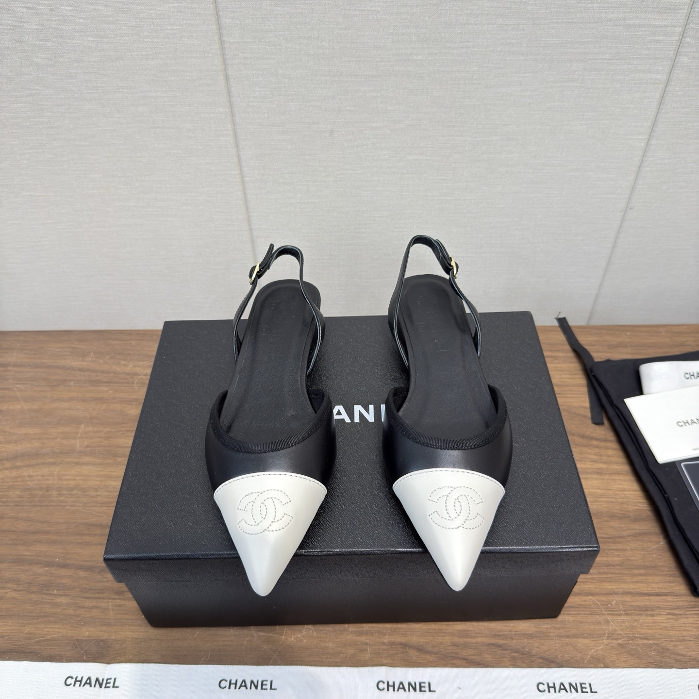 NO:747428,Chanel 26p Early Spring New Pointed Toe Sandals Strap Flat Sandals High Version This classic design rust sandals are matched with a variety of color matching elements, and the heightening sandals are good-looking, comfortable and elegant. The ribbon around the wrist is particularly beautiful. The diversified mix and match is very beautiful and versatile, and the foot is very light. It is comfortable, super delicate and elegant, and can be used outdoors... Go Material The upper is made of original imported Yangjing cowhide The lining is made of original sheepskin lining The outsole is based on  Original genuine leather outsole, full set of boutique packaging for women 35-40 (40.41 custom-made), sandals, chanel, sandals, slippers, cowhide, sheepskin, sheep, Leather soles19860909Chanel 26p早春 新款 尖头凉鞋 后带平底凉拖鞋 高版本  这款经典设计电锈凉鞋 搭配 拥入了多种配色元素,增高凉鞋 好看 舒适而优雅 丝带绕腕特别美 多元化混搭非常好看百搭,上脚非常轻巧 舒适超级秀气优雅的一款户外都能兼顾…… Go 材料 鞋面采用 原版进口羊京 牛皮 内里采用 原版羊皮内里 大底根据 原版真皮大底 专柜精品包装全套女35–40（40.41定做）,凉鞋,chanel,sandals,slippers,cowhide,sheepskin,sheep,Leather soles,Women's Shoes