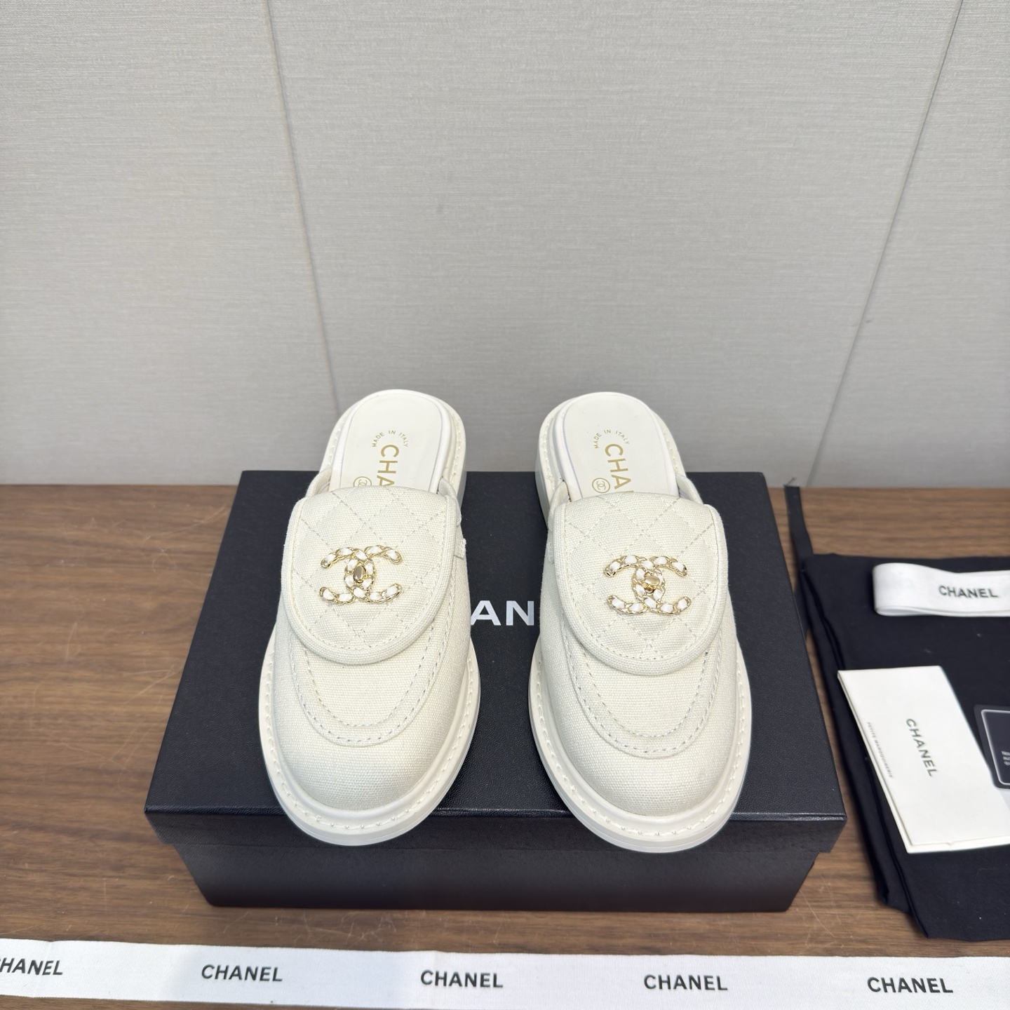 NO:747432,a 26p New Loaf Slippers Flat Heel Slippers Baotou Half Slippers Top Edition Loafers Xiaohongshu Hot Recommendation Super Easy to Wear Series Baotou Loafers This new style of small leather shoes is beautiful. Regardless of the design and material experience, I feel it is worth the money!  Very suitable to buy a pair of chanel leather shoes!  Original development outsole, imported sheepskin inside and outside, high coded version, heel height 2.5cm, original dyed genuine leather sole, numbers 35-41 (order 40-41), all equipped with authentic Italian packaging, half drag, chanel, loafers, slippers, sheepskin19860909a 26p新款 乐福拖鞋 平跟便鞋 包头半拖 顶级版 乐福鞋 小红书热推款 超好穿系列 包头乐福鞋 这新款小皮鞋巨美,无论设计和材质体验,都觉得物超所值！非常适合入手一双chanel 小皮鞋！ 原版开发大底 里外进口羊皮 带编码高版本 跟高2.5cm ,原版透染真皮底 数码35-41（40-41订） 均配有意大利正品包装,半拖,chanel,loafers,slippers,sheepskin,Women's Shoes