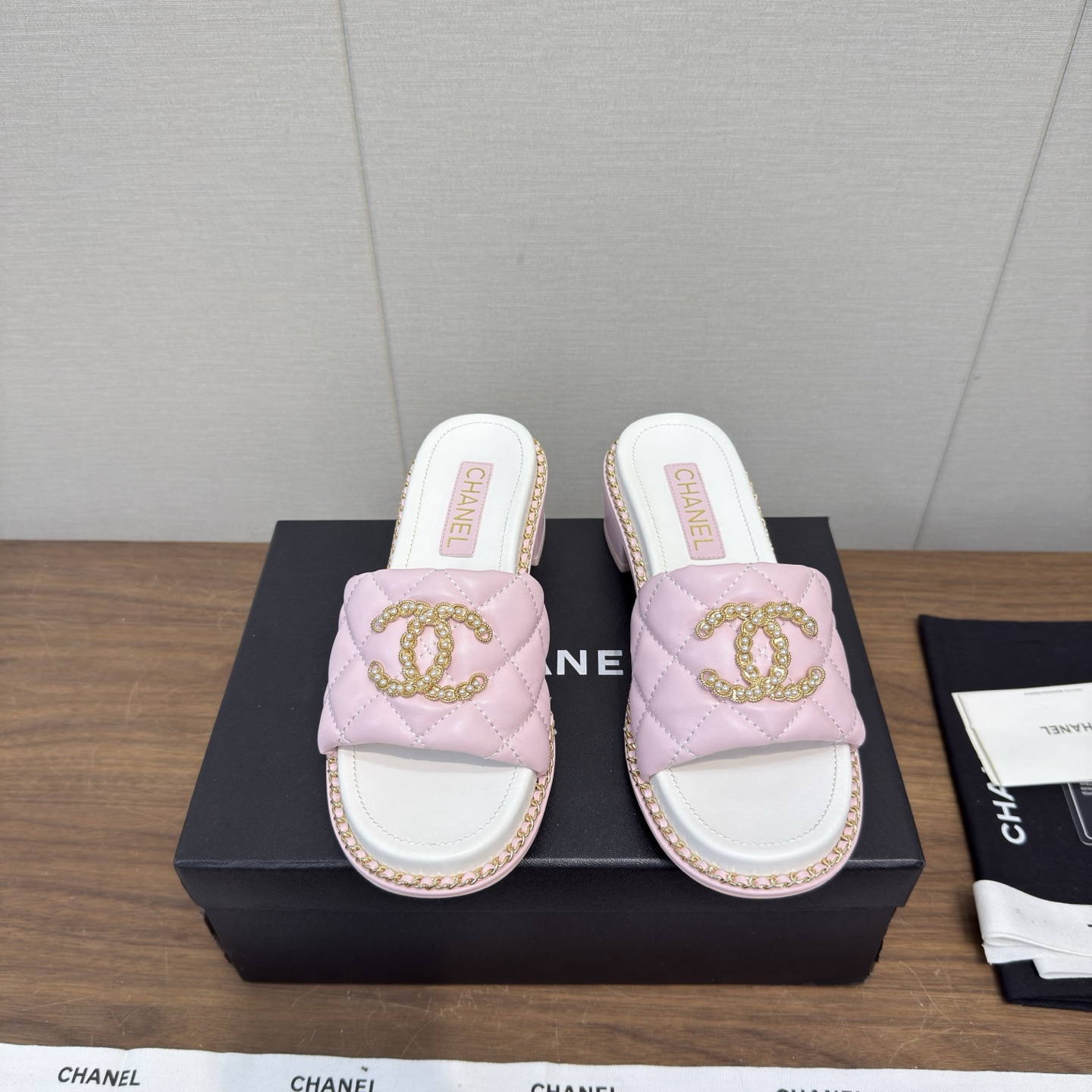 NO:747435,CHANEL 26s spring and summer thick heel slippers and sandals, daily wear, must-have small thick heel slippers when going out, sandals and slippers series, the latest fashion version of Fragrance Grandma's house, electric embroidered rhombus, small thick heels that exude lasting charm ~ the original development supports the market to compare any so-called smooth and natural lines to restore the original appearance. Many stars have recommended it.  Imported Italian lambskin, super soft and delicate, 3 outsole, imported Italian original leather outsole, heel height 5.5, 4 sizes, 35 to 39 (customized at 40.41), sandals, chanel, sandals, slippers, cowhide, sheepskin, Leather soles19860909CHANEL 26s 春夏粗跟 拖鞋凉鞋  日常小穿搭,出门必备小粗跟拖鞋 凉拖鞋系列 香奶奶家新款时尚最新版面 电绣菱格 小粗跟散发持久魅力的小鞋～原版开发支持市场任意对比所谓线条流畅自然 做到恢复原版模样 众多明星纷纷推荐 开春必火单品之一.上脚超级的舒适哦,真香系列…  1面料: 进口牛皮电绣 2内里 进口意制小羊皮 超级柔软细腻 3大底 进口意大利原版真皮大底 跟高5.5 4码数 35一39(40.41定制),凉鞋,chanel,sandals,slippers,cowhide,sheepskin,Leather soles,Women's Shoes