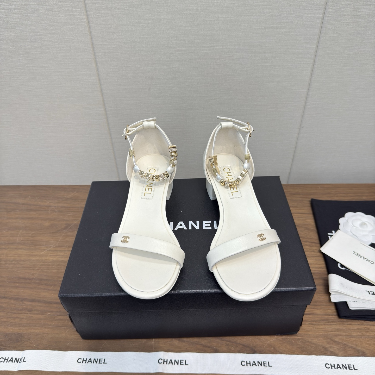 NO:747438,Chanel Chanel 26c Early Spring Strap Strap Thick Heel Sandals High Version This Classic Design Rusty Diamond Sandals Paired With A Variety Of Color Matching Elements, The Elevated Sandals Look Good, Comfortable And Elegant The Ribbon Wraps Around The Wrist Is Particularly Beautiful The Diversified Mix And Match Is Very Good-Looking And Versatile, The Foot Is Very Light Comfortable, Super Delicate And Elegant It Can Be Suited For Outdoors... Go Material The upper is made of original imported sheepskin The lining is made of original sheepskin lining The outsole is based on  Original genuine leather outsole, full set of boutique packaging for women 35-40 (40.41 custom-made), sandals, chanel, chanel, sandals, sheepskin, Leather soles19860909Chanel香奈儿26c 早春一字带 粗跟凉鞋 高版本  这款经典设计电锈菱格凉鞋 搭配 拥入了多种配色元素,增高凉鞋 好看 舒适而优雅 丝带绕腕特别美 多元化混搭非常好看百搭,上脚非常轻巧 舒适超级秀气优雅的一款户外都能兼顾…… Go 材料 鞋面采用 原版进口羊皮 内里采用 原版羊皮内里 大底根据 原版真皮大底 专柜精品包装全套女35–40（40.41定做）,凉鞋,chanel,chanel,sandals,sheepskin,Leather soles,Women's Shoes