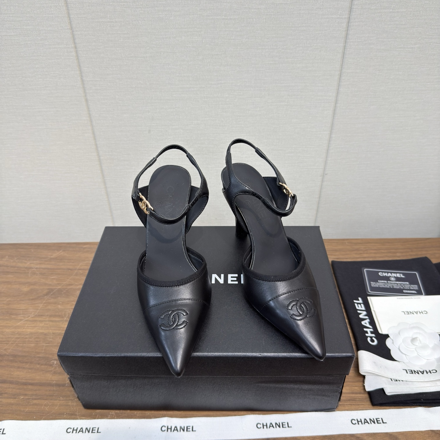 NO:747424,Chanel 26s new pointed toe sandals, flat sandals with back straps, high version. This classic design rust sandals are matched with a variety of color matching elements. The heightening sandals are good-looking, comfortable and elegant. The ribbon around the wrist is particularly beautiful. The diversified mix and match is very beautiful and versatile, and the foot is very light. It is comfortable, super delicate and elegant, and can be used outdoors... Go material. The upper is made of original imported Yangjing cowhide. The lining is made of original sheepskin lining. The outsole is based on  Original genuine leather outsole, 8.5cm high heels, full set of boutique packaging for women 35-40 (customized at 40.41.42), sandals, chanel, sandals, slippers, cowhide, sheepskin, sheep, Leather soles19860909Chanel 26s 新款 尖头凉鞋 后带平底凉拖鞋 高版本  这款经典设计电锈凉鞋 搭配 拥入了多种配色元素,增高凉鞋 好看 舒适而优雅 丝带绕腕特别美 多元化混搭非常好看百搭,上脚非常轻巧 舒适超级秀气优雅的一款户外都能兼顾…… Go 材料 鞋面采用 原版进口羊京 牛皮 内里采用 原版羊皮内里 大底根据 原版真皮大底,高跟8.5cm 专柜精品包装全套女35–40（40.41.42定做）,凉鞋,chanel,sandals,slippers,cowhide,sheepskin,sheep,Leather soles,Women's Shoes