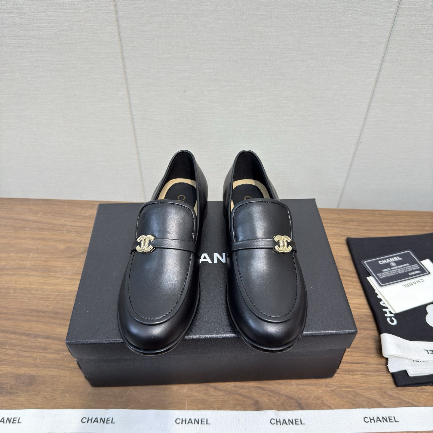 NO:747426,a 26s new loafers, casual shoes, small leather shoes, top version, Chanel loafers, best-selling models, deep mouth loafers, new small fragrant thick soles, fashionable height-increasing shoes, this classic design, the upper is electro-embroidered with a variety of craftsmanship, the outsole is fashionable and sporty, and is unusual. It incorporates a variety of color matching elements and is very good-looking. Sheepskin lining, heel height 2.5cm, original dyed double-layer leather sole  Numbers 35-41 (order 40-41) are equipped with authentic Italian packaging, sandals, chanel, loafers, sandals, sheepskin19860909a 26s 新款 乐福单鞋 便鞋 小皮鞋 顶级版 香奈儿 乐福鞋 热销款 深口乐福鞋 新款小香风头厚底 时尚增高鞋 这款经典设计 鞋面多种工艺电绣的风格 大底却时尚运动不平凡的拥入了多种配色元素多元化混搭非常好看 内里羊皮 跟高2.5cm ,原版透染双层真皮底 数码35-41（40-41订） 均配有意大利正品包装,凉鞋,chanel,loafers,sandals,sheepskin,Women's Shoes