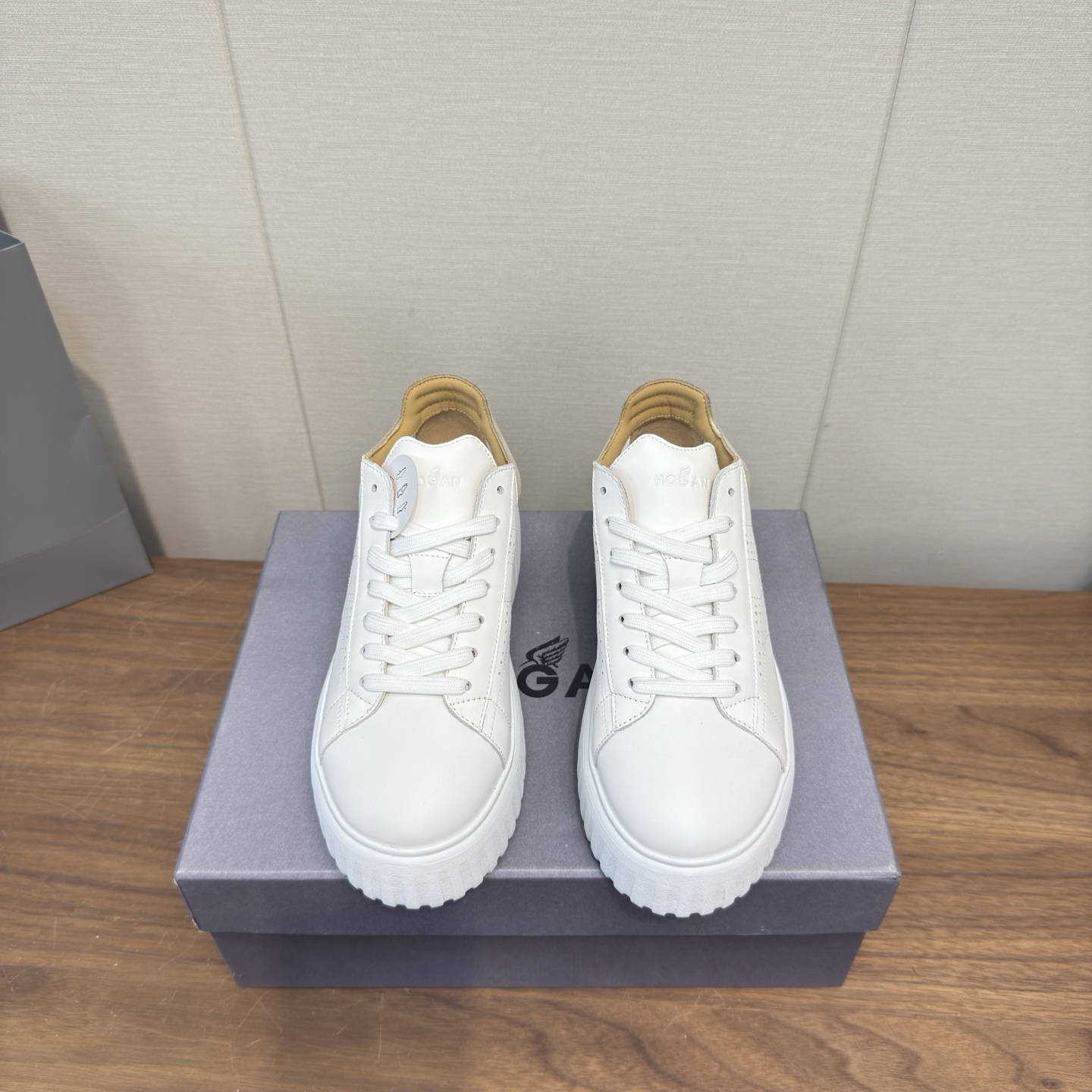 NO:760382,Hogan 2026 casual sports shoes, thick soles, high-end lace-up sneakers, high version, couple series, endorsed by Wu Lei, the same model at the counter, futuristic, luxury style, new lnteractive cube series, imported flocked cow suede leather from Italy + breathable Mesh mesh + streamlined shoe body + super H letter design on the side, textured and layered lightweight sole, memory foam insole, increased anti-slip and wear-resistant IP classic outsole, super comfortable on the feet  A must-have style for trendy men. Bottom thickness is 5cm. Size: 35-44, 45/46 customized, casual shoes/sports shoes, hogan, sneakers, cowhide19860909Hogan霍根2026 休闲运动鞋 厚底 高端系带板鞋 高版本 情侣款系列 这款由吴磊倾情代言 专柜同款 未来主义 奢潮款 全新lnteractive cube系列 进口意大利进口植绒牛反绒牛皮+透气Mesh网布打造+流线型鞋身+侧超H字母设计 纹理层次感轻质鞋底 记忆泡沫内底 增高防滑耐磨IP经典大底 上脚超舒适 潮男必备款 底厚5cm 码数:35-44,45/46订做,休闲鞋/运动鞋,hogan,sneakers,cowhide,Women's Shoes