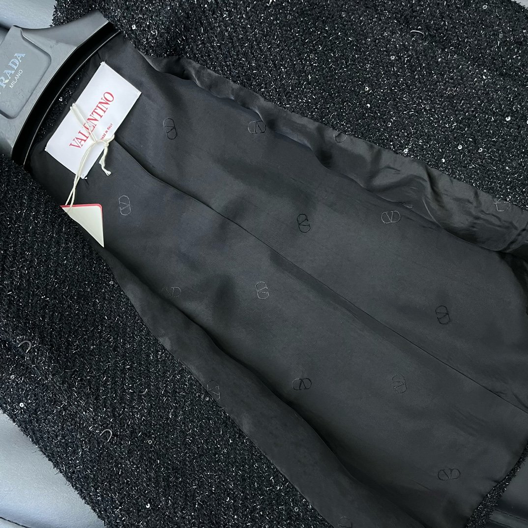 Valentino*2024新品重工鸵鸟毛洋装外套定制YB粗纺材质羊毛的成份加持质感更为上乘整件成衣融入