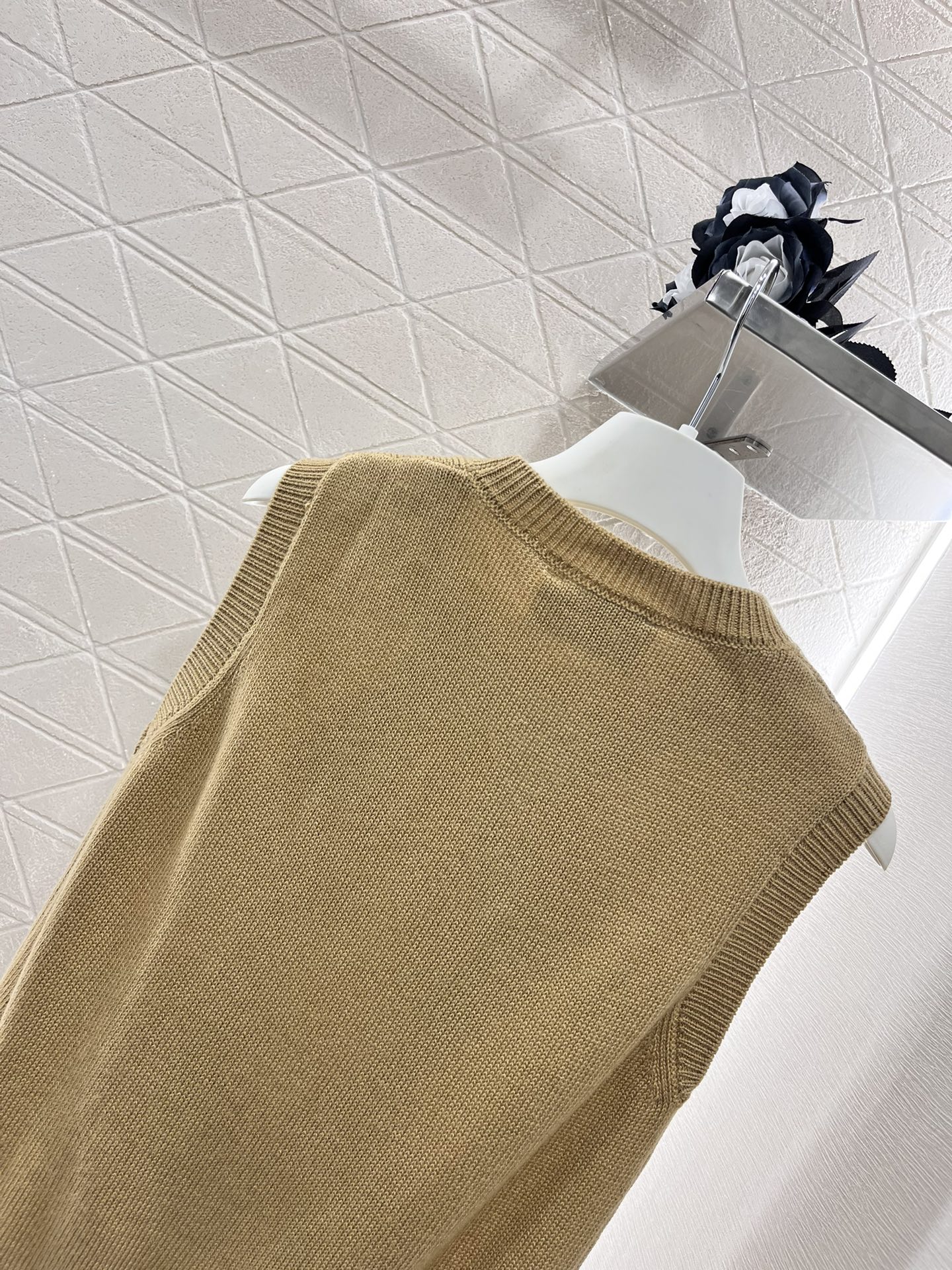 Ami* 2024 New Shrink Knitting Vest with Custom YB Wool Needles Fabric. - 图片 4