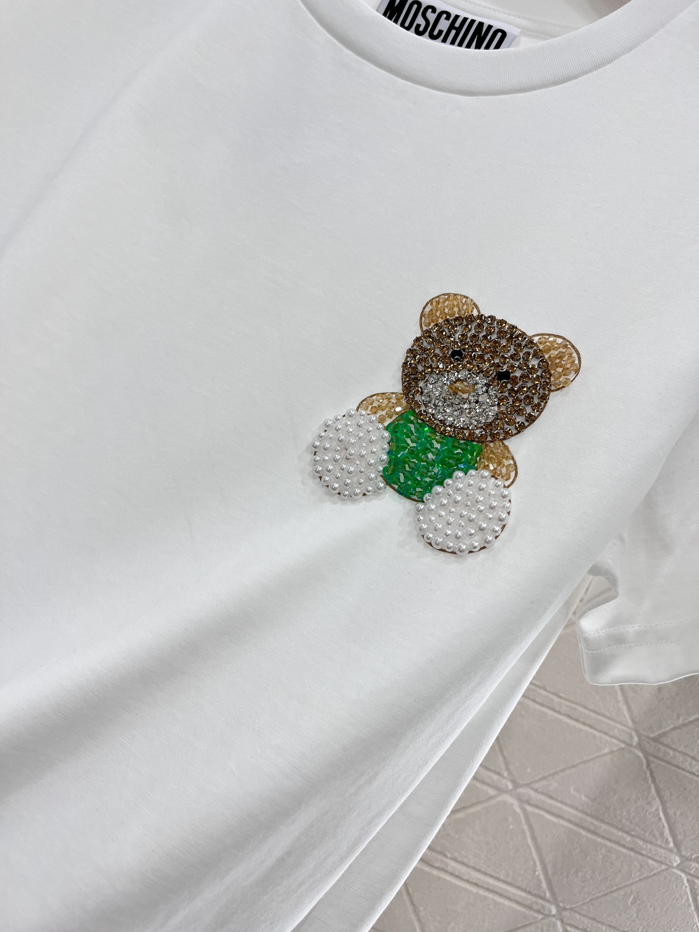 2025 Moschino Women’s Suit: Re-engineered Tee with Bead Embroidery and Customized Comfort Tailoring - 图片 5