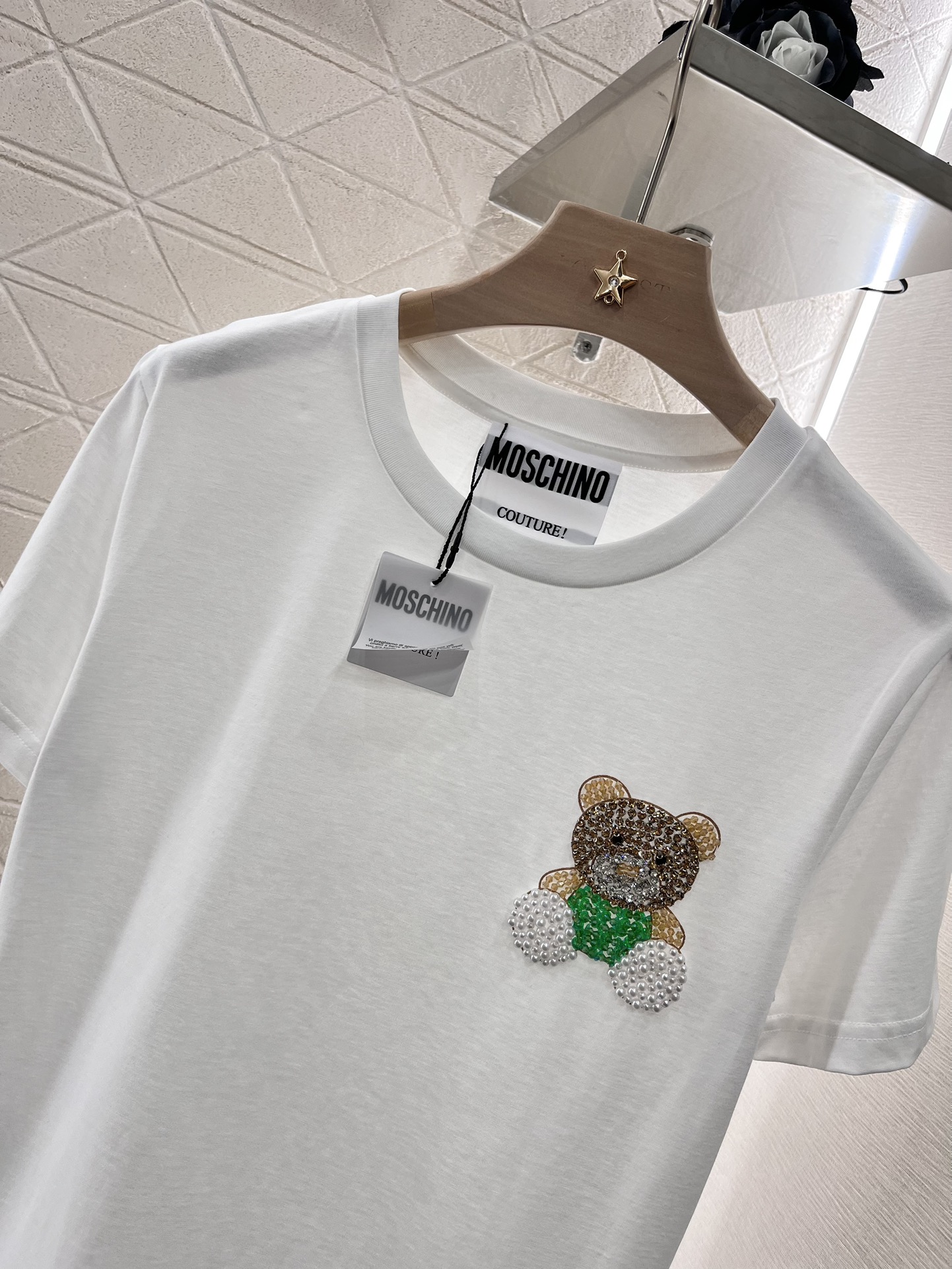 2025 Moschino Women’s Suit: Re-engineered Tee with Bead Embroidery and Customized Comfort Tailoring - 图片 3