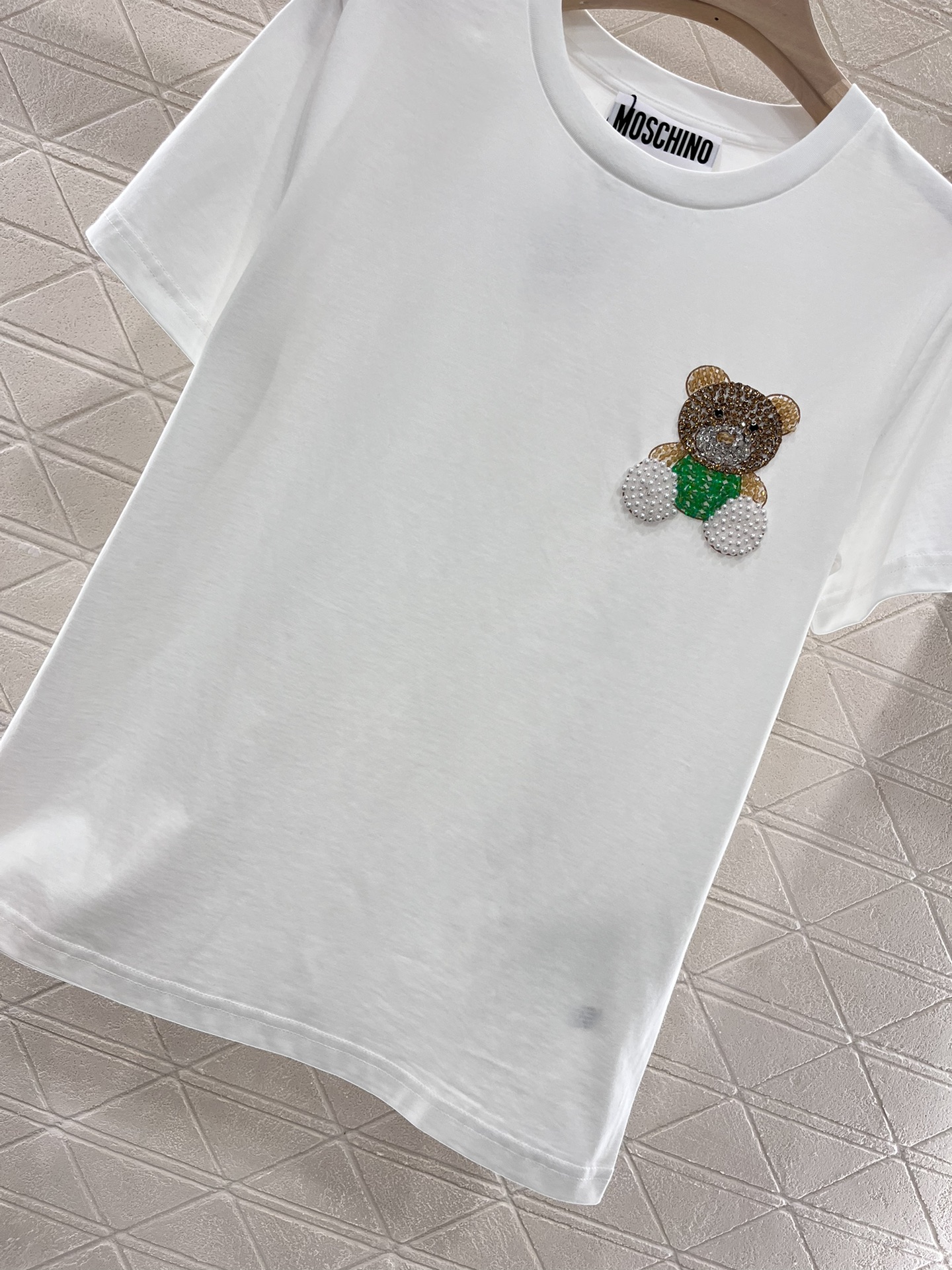 2025 Moschino Women’s Suit: Re-engineered Tee with Bead Embroidery and Customized Comfort Tailoring - 图片 7