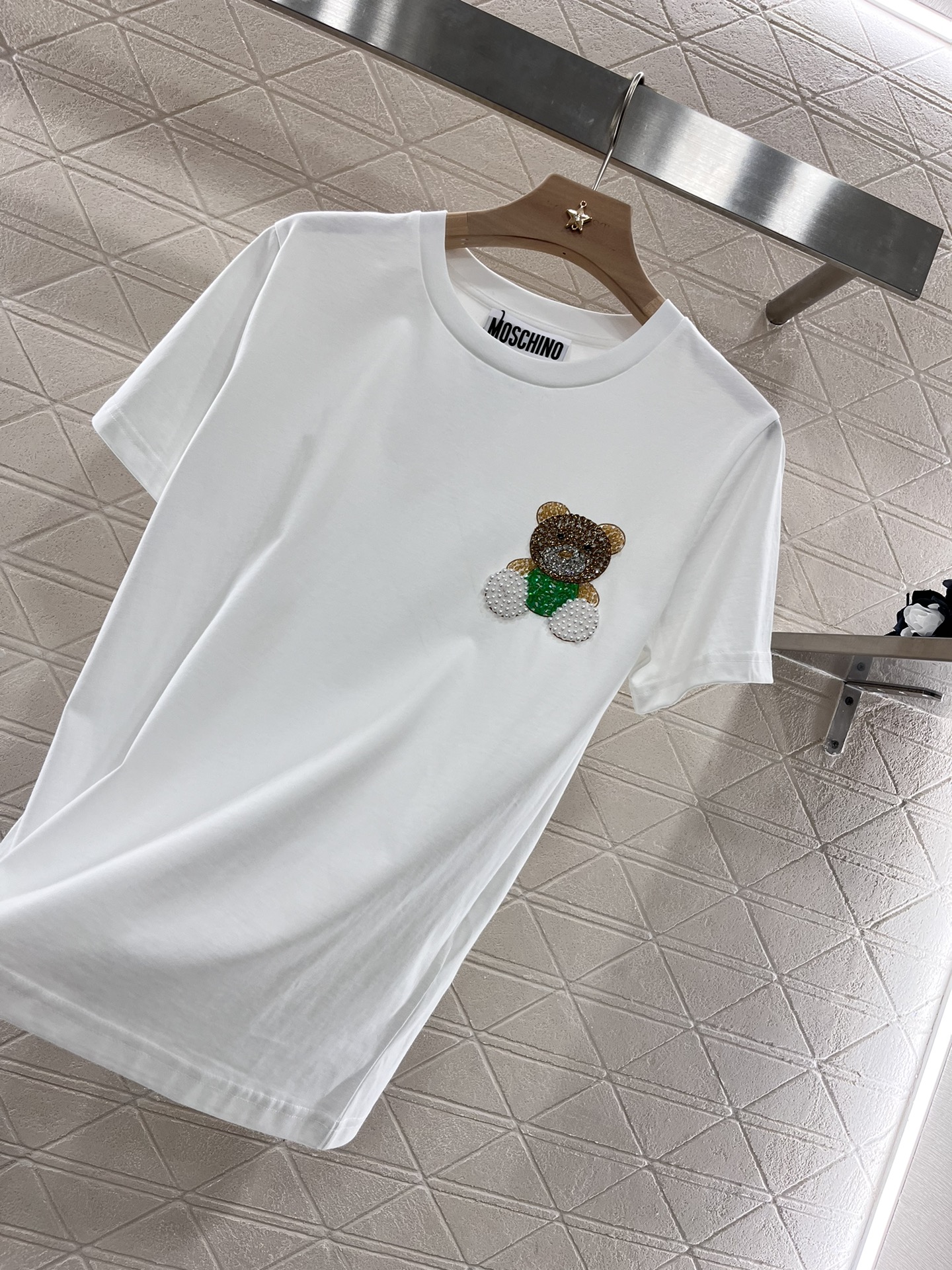 2025 Moschino Women’s Suit: Re-engineered Tee with Bead Embroidery and Customized Comfort Tailoring - 图片 8