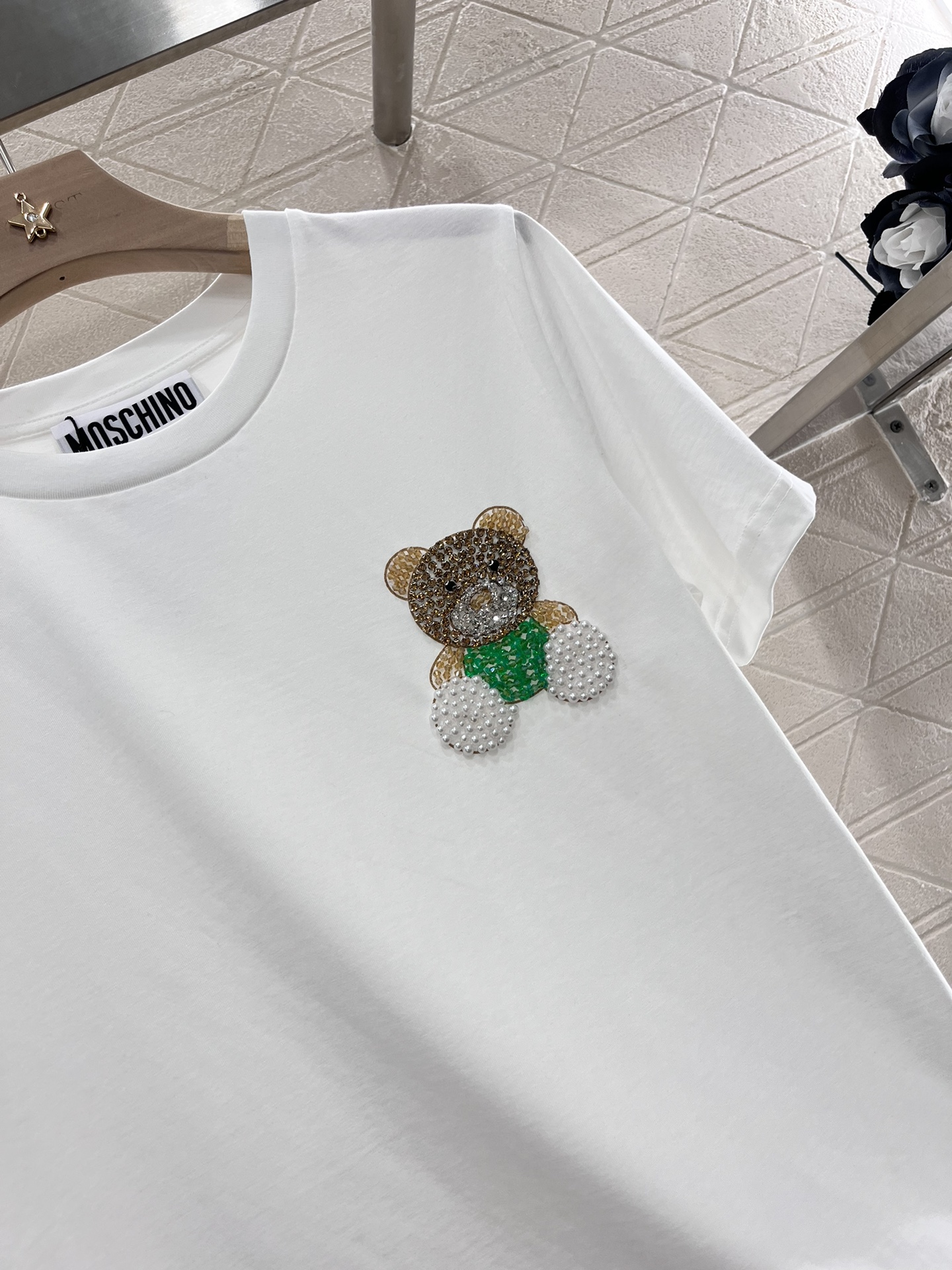 2025 Moschino Women’s Suit: Re-engineered Tee with Bead Embroidery and Customized Comfort Tailoring - 图片 6