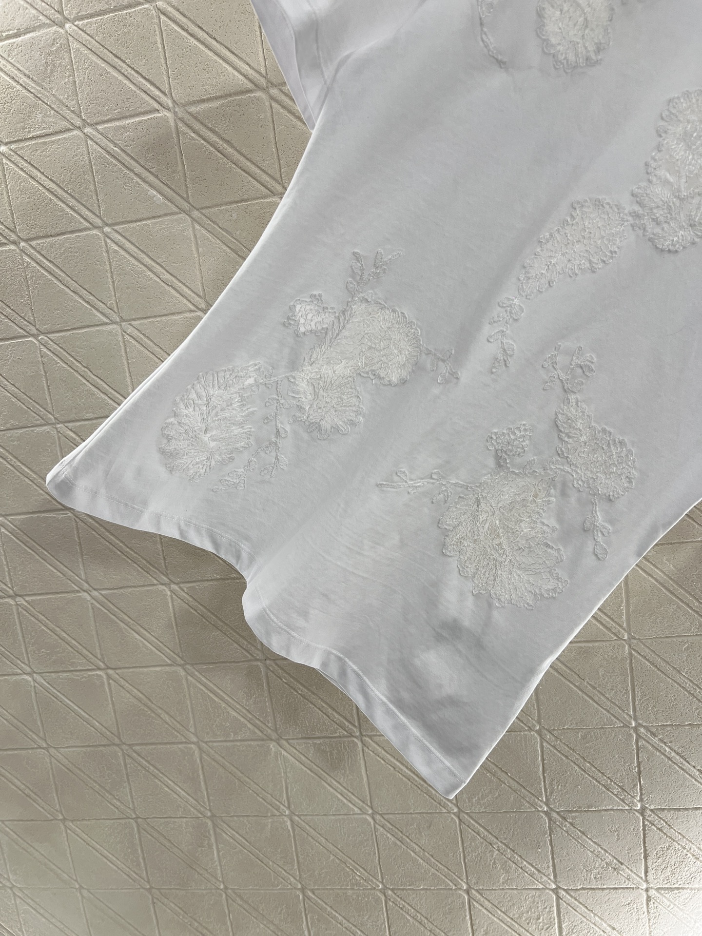 Brand-New Ermanno Scervino Women’s Suit with Embroidered Tee – High-Quality Cotton, Stylish Design. - 图片 4