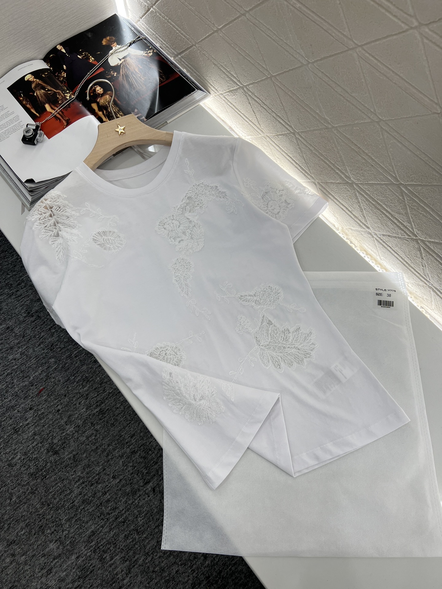 Brand-New Ermanno Scervino Women’s Suit with Embroidered Tee – High-Quality Cotton, Stylish Design. - 图片 8