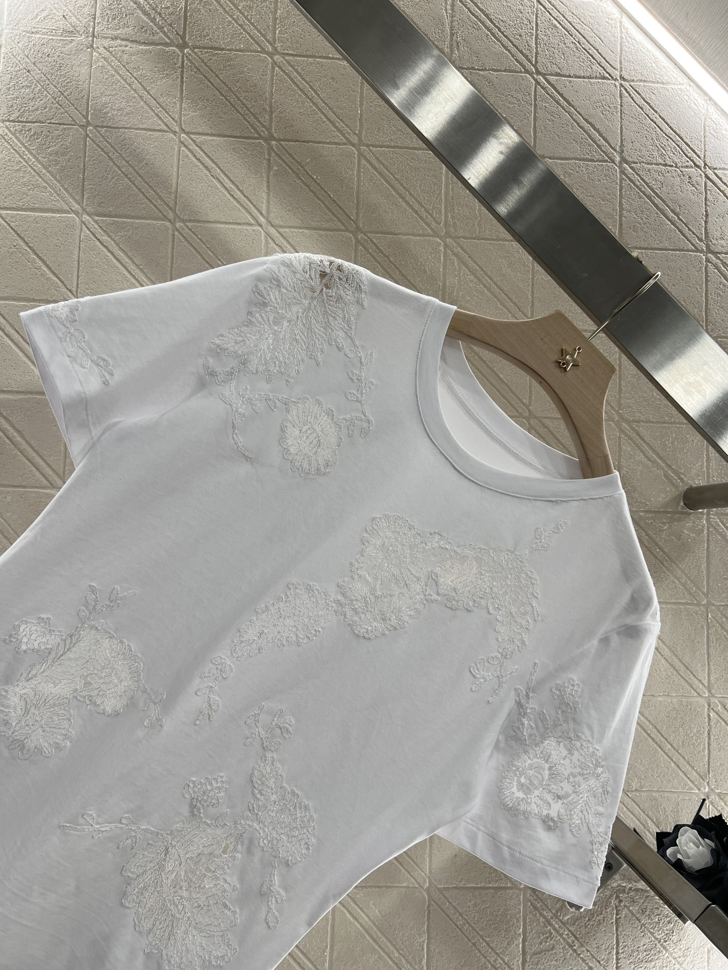 Brand-New Ermanno Scervino Women’s Suit with Embroidered Tee – High-Quality Cotton, Stylish Design. - 图片 3