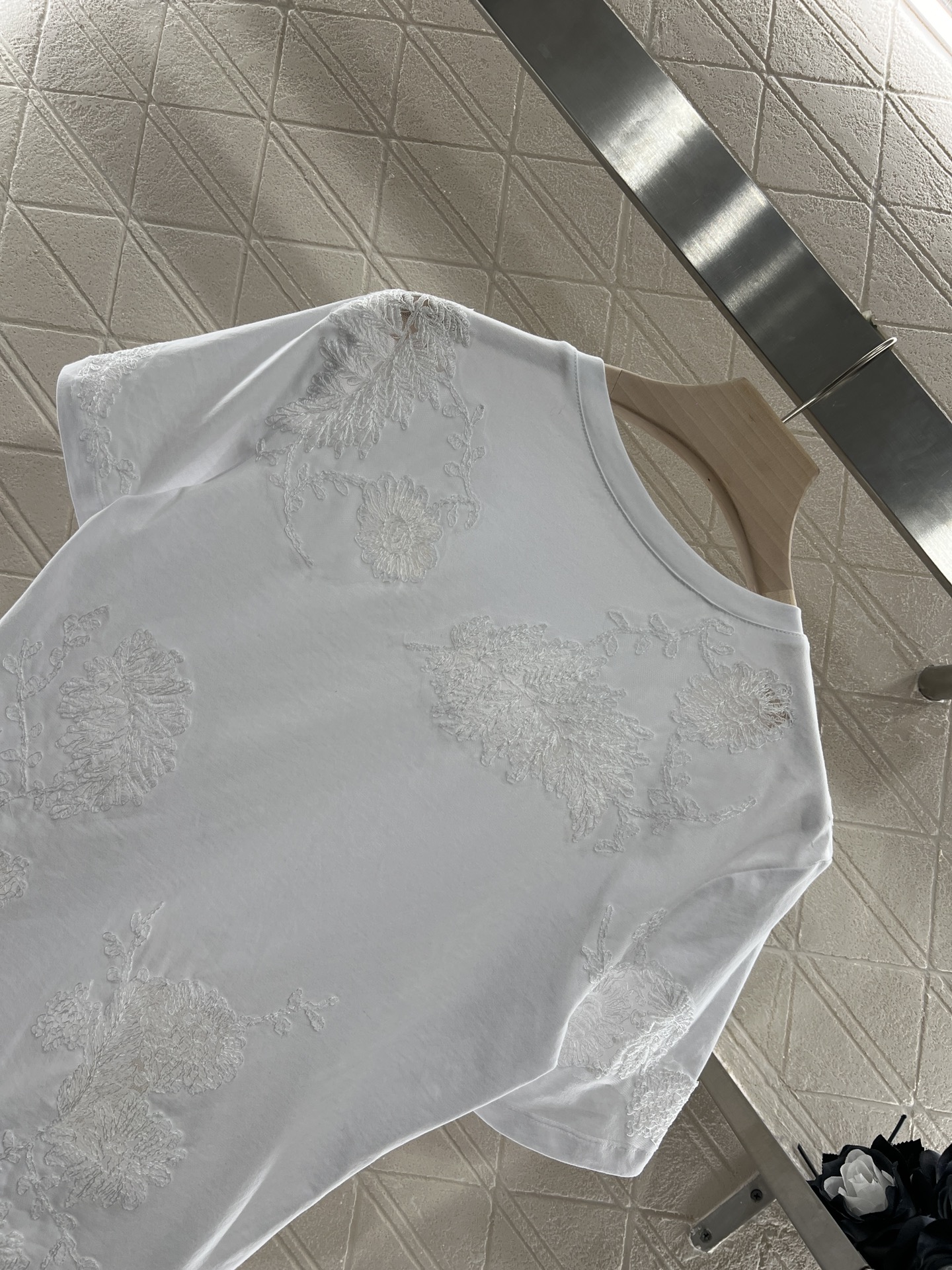 Brand-New Ermanno Scervino Women’s Suit with Embroidered Tee – High-Quality Cotton, Stylish Design. - 图片 9