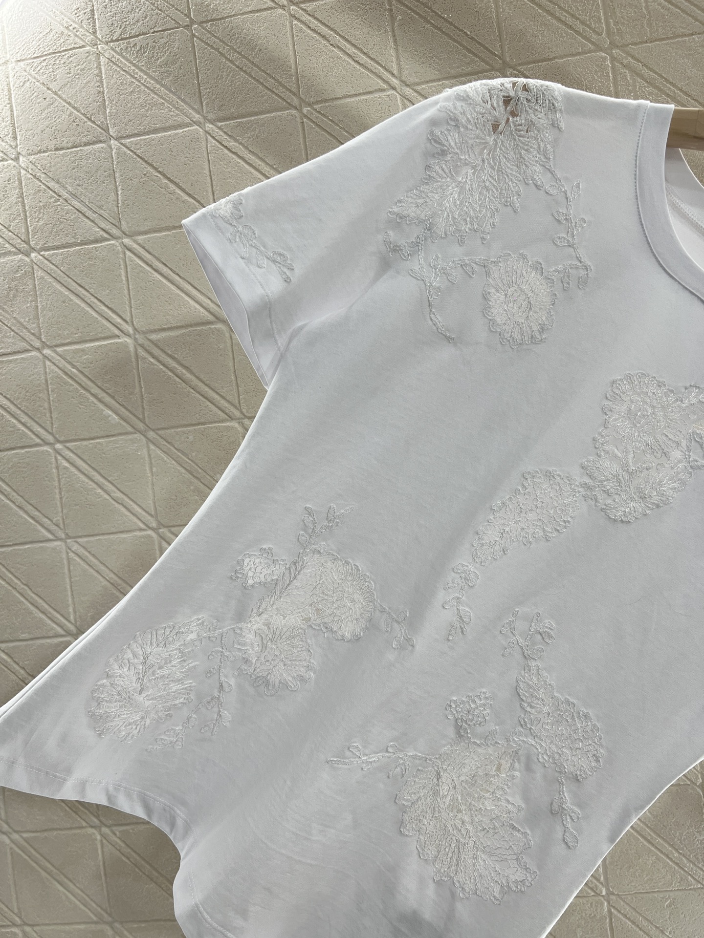 Brand-New Ermanno Scervino Women’s Suit with Embroidered Tee – High-Quality Cotton, Stylish Design. - 图片 6