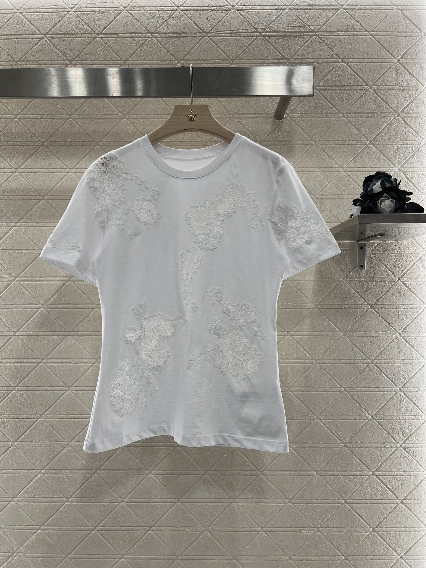 Brand-New Ermanno Scervino Women’s Suit with Embroidered Tee – High-Quality Cotton, Stylish Design.