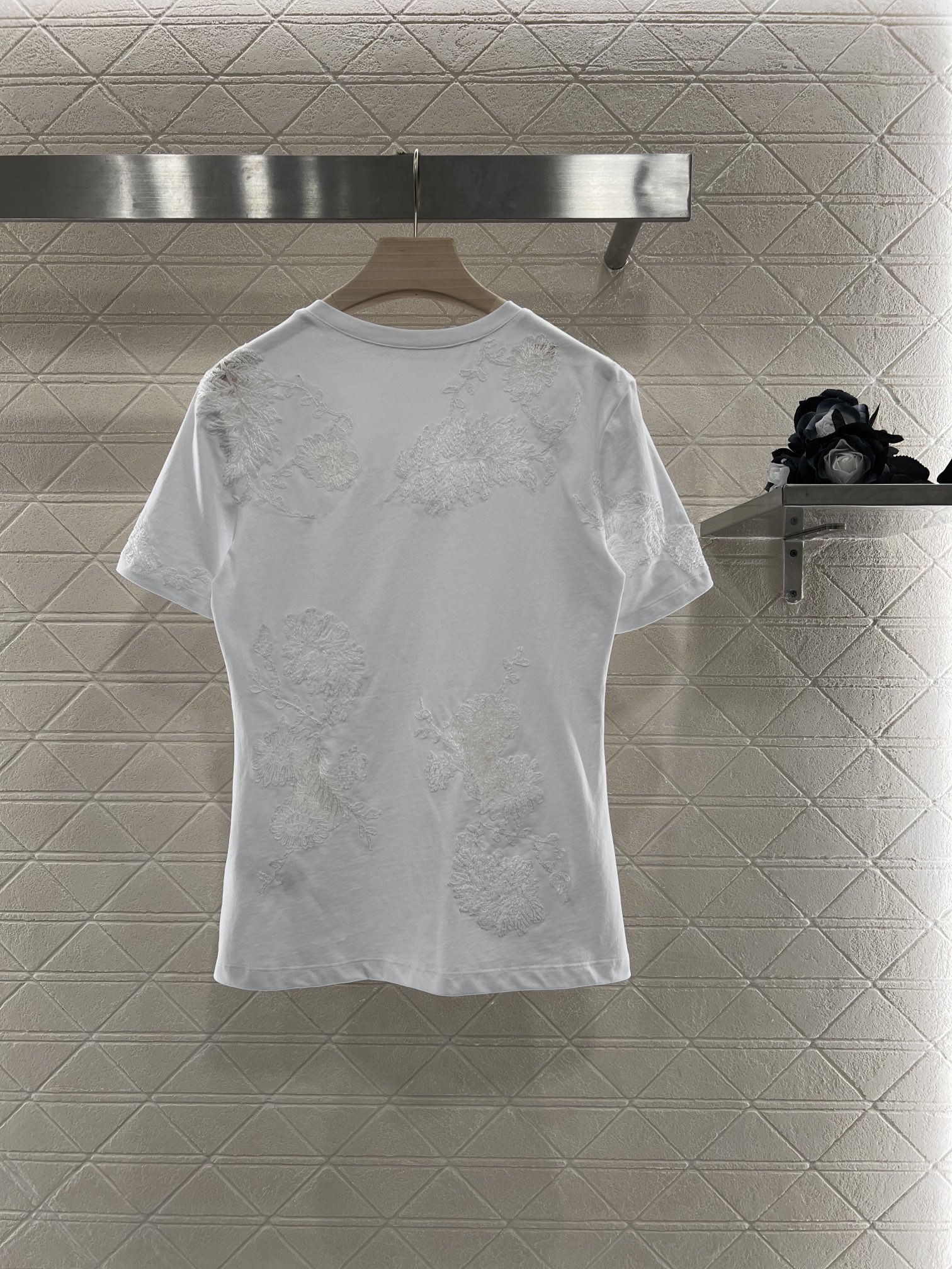 Brand-New Ermanno Scervino Women’s Suit with Embroidered Tee – High-Quality Cotton, Stylish Design. - 图片 2