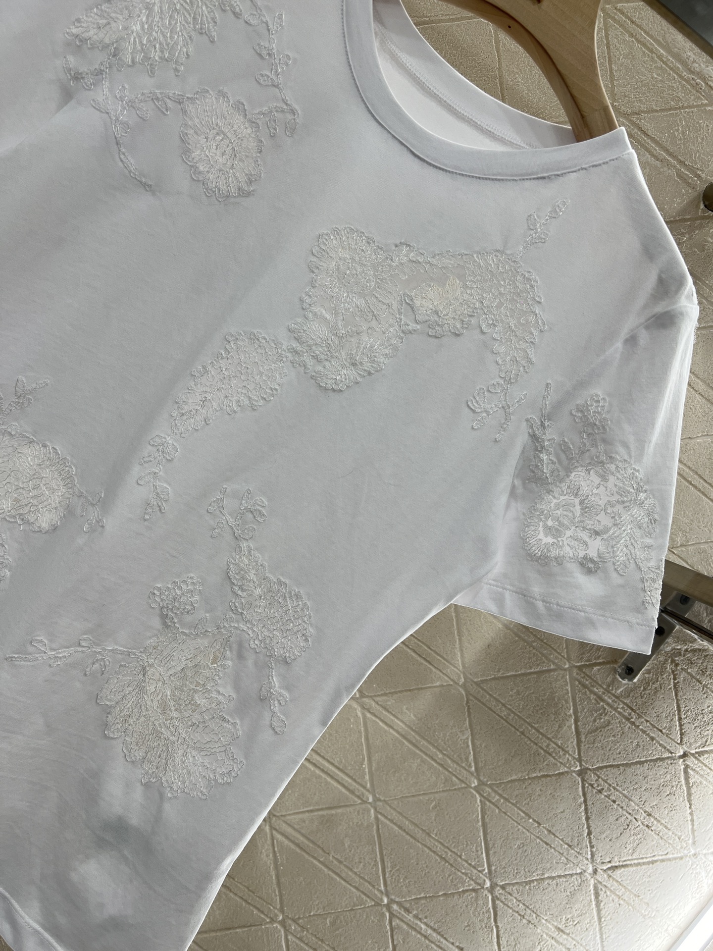 Brand-New Ermanno Scervino Women’s Suit with Embroidered Tee – High-Quality Cotton, Stylish Design. - 图片 5