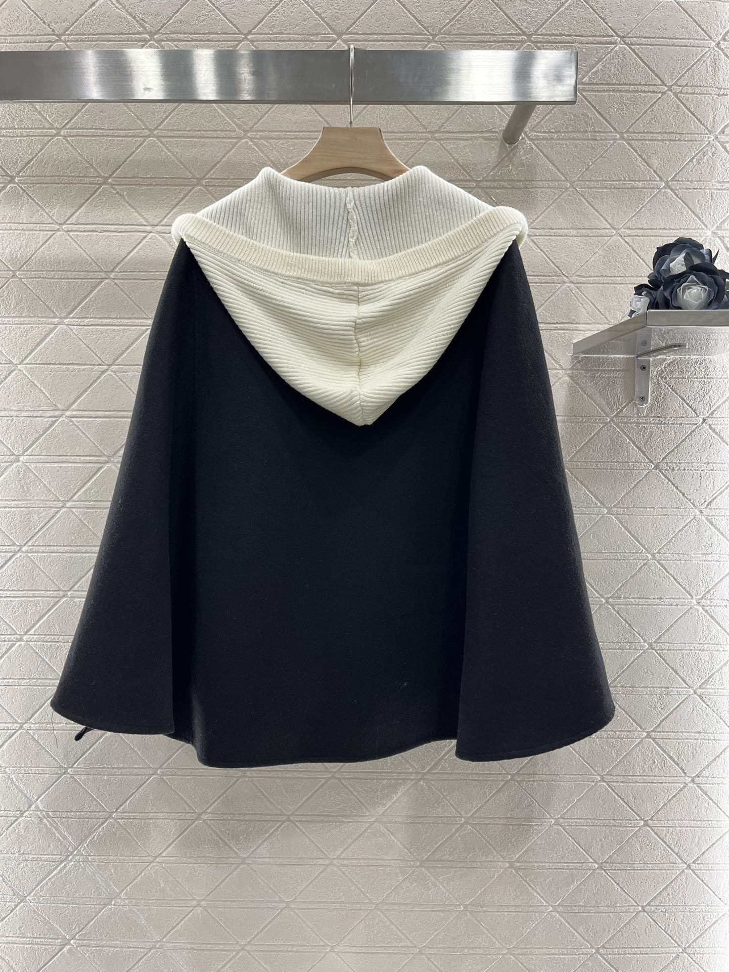 Louis Vuitton 2024 Women’s Cloak Coat: High-Quality, Stylish, and Timeless - 图片 2