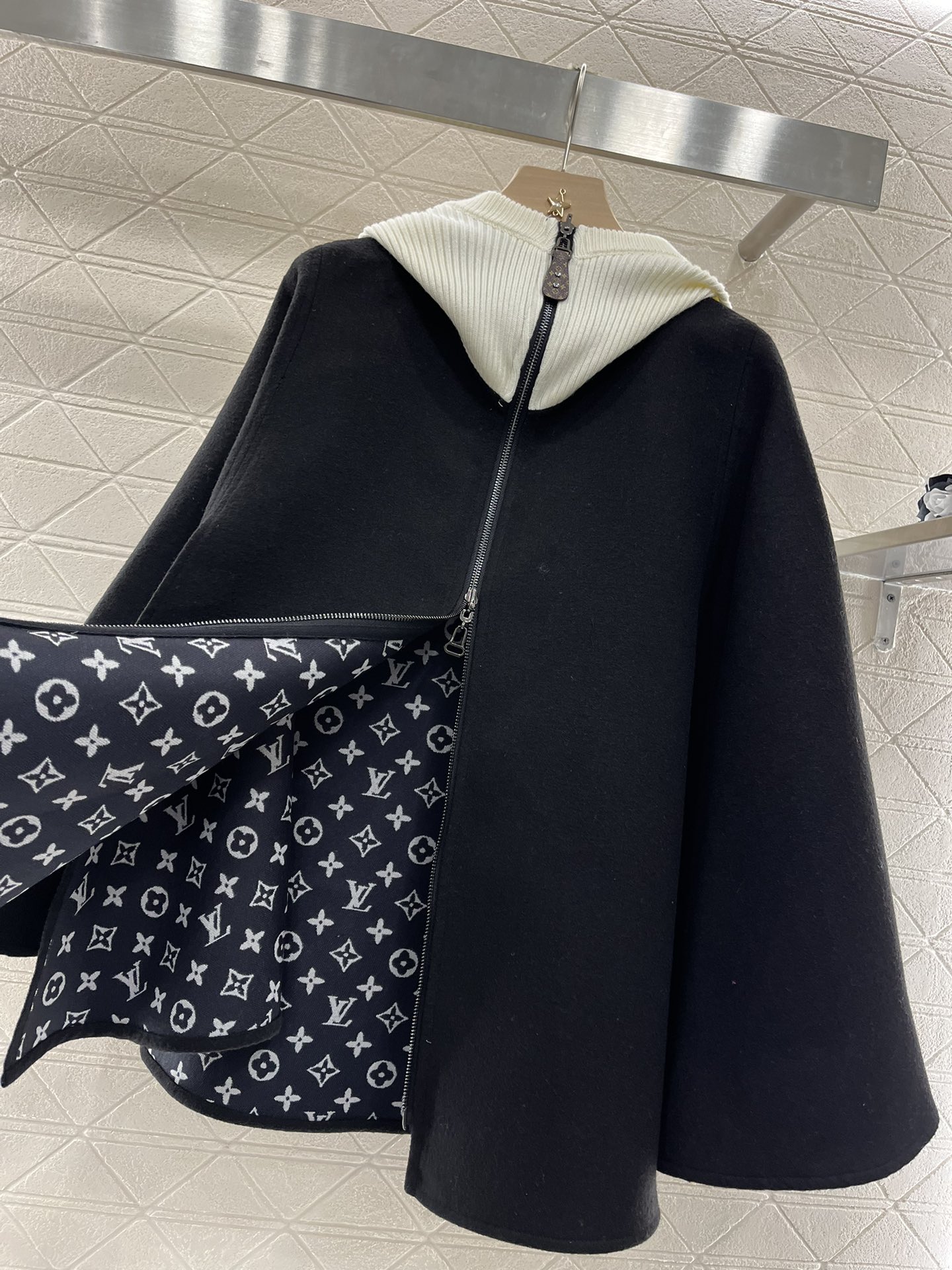 Louis Vuitton 2024 Women’s Cloak Coat: High-Quality, Stylish, and Timeless - 图片 6