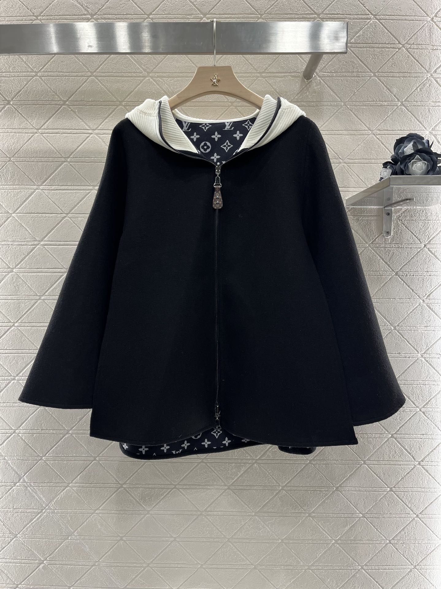 Louis Vuitton 2024 Women’s Cloak Coat: High-Quality, Stylish, and Timeless