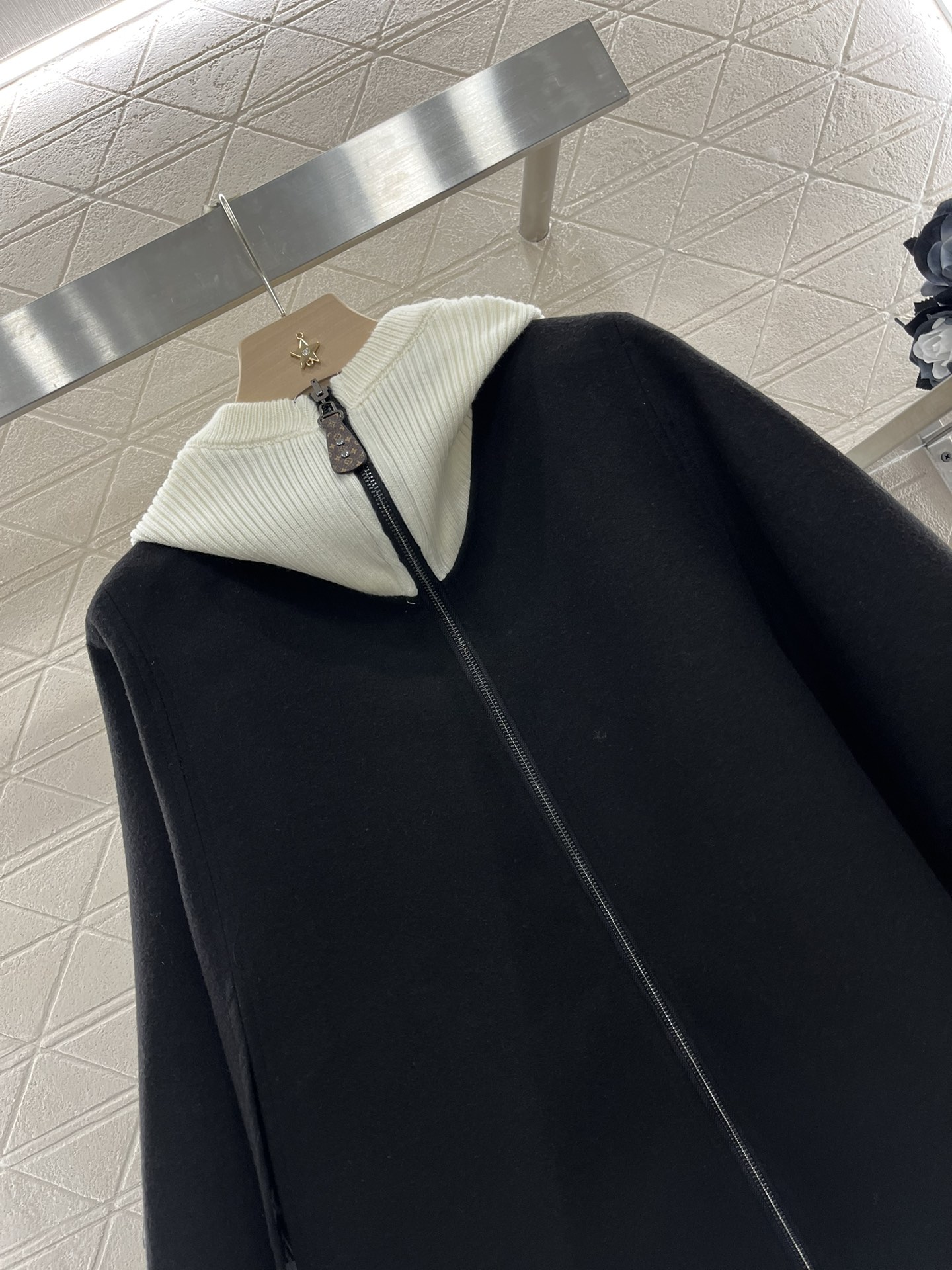 Louis Vuitton 2024 Women’s Cloak Coat: High-Quality, Stylish, and Timeless - 图片 4